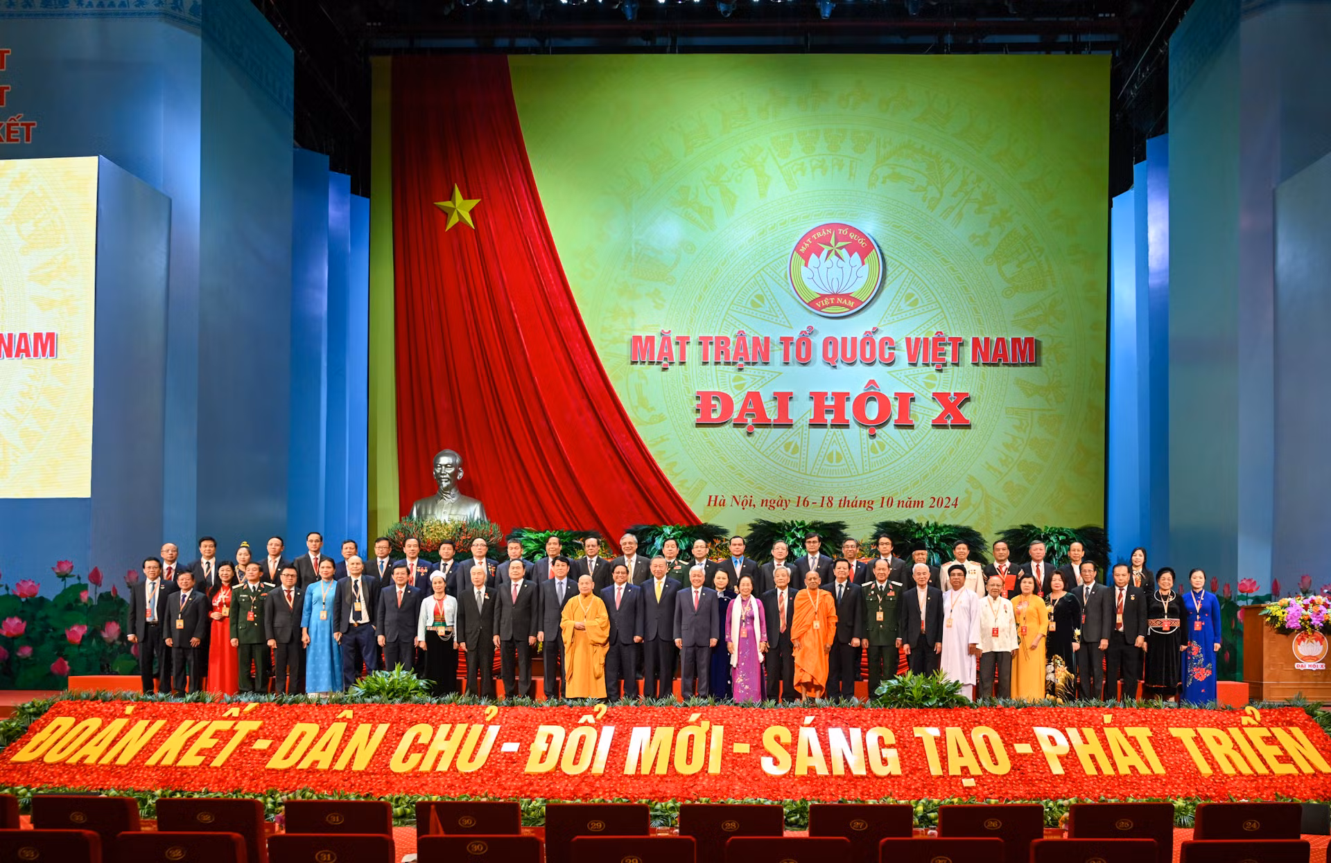 Các đồng chí lãnh đạo Đảng, Nhà nước chụp ảnh lưu niệm với các đại biểu.