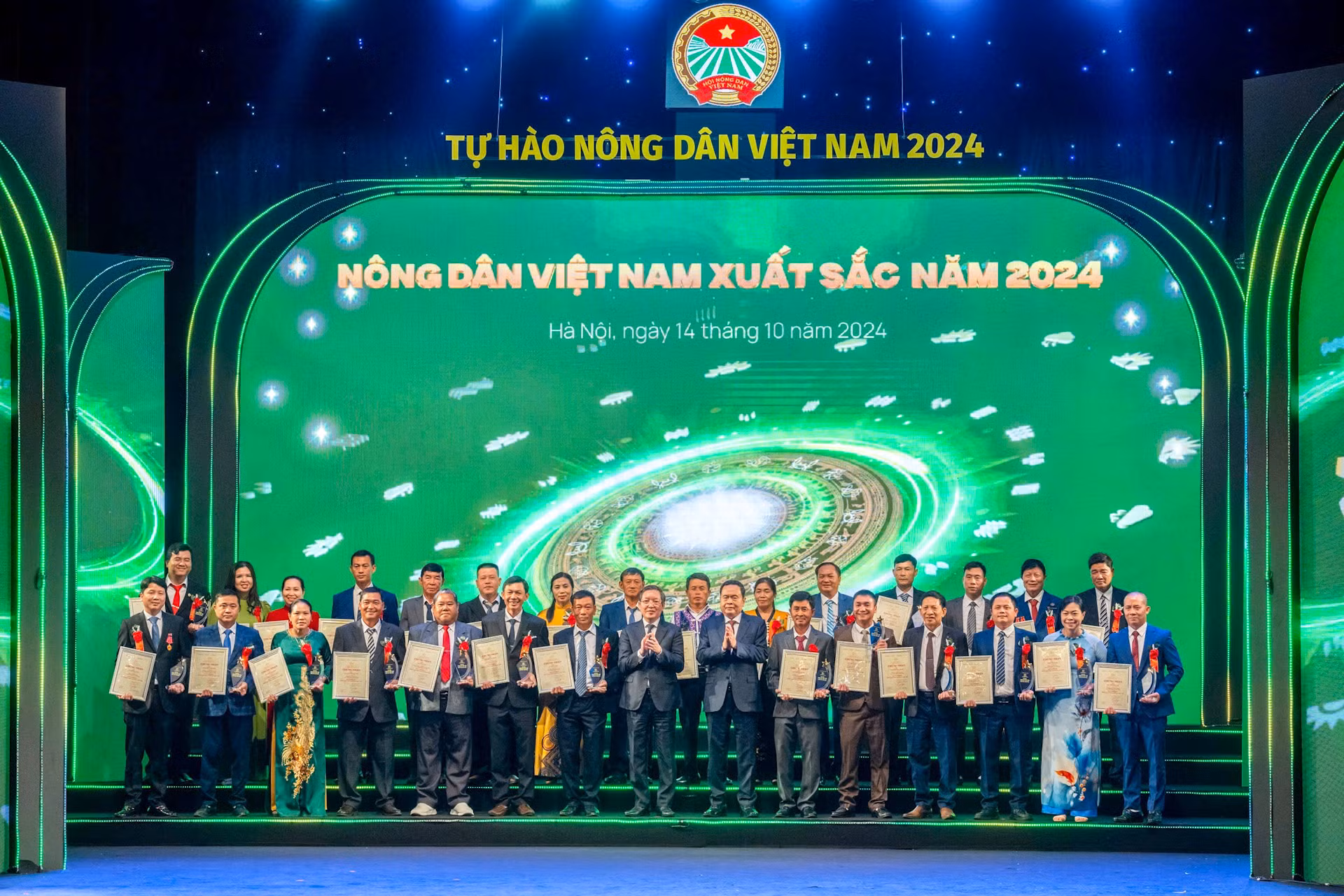 Chủ tịch Quốc hội Trần Thanh Mẫn và Chủ tịch Hội Nông dân Việt Nam Lương Quốc Đoàn trao Bằng công nhận và Cúp vinh danh, tặng các nông dân Việt Nam xuất sắc. Chủ tịch Quốc hội Trần Thanh Mẫn và Chủ tịch Hội Nông dân Việt Nam Lương Quốc Đoàn trao Bằng công nhận và Cúp vinh danh, tặng các nông dân Việt Nam xuất sắc.