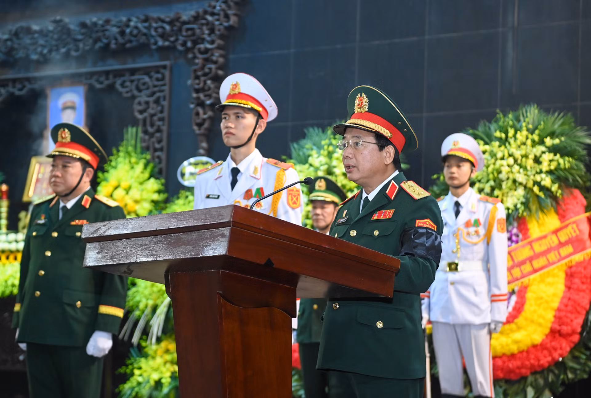 Thượng tướng Trịnh Văn Quyết, Bí thư Trung ương Đảng, Ủy viên Thường vụ Quân ủy Trung ương, Chủ nhiệm Tổng cục Chính trị Quân đội nhân dân Việt Nam điều hành lễ truy điệu.