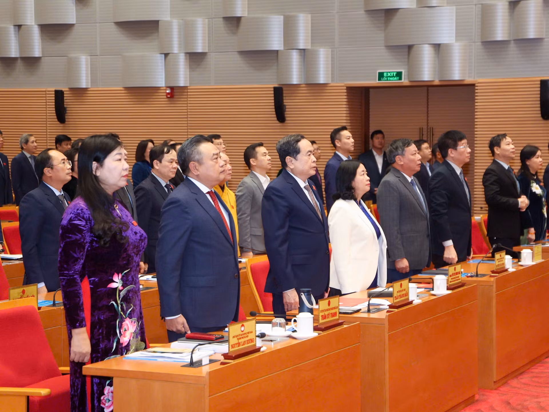 Các đại biểu thực hiện nghi thức chào cờ tại phiên khai mạc kỳ họp.