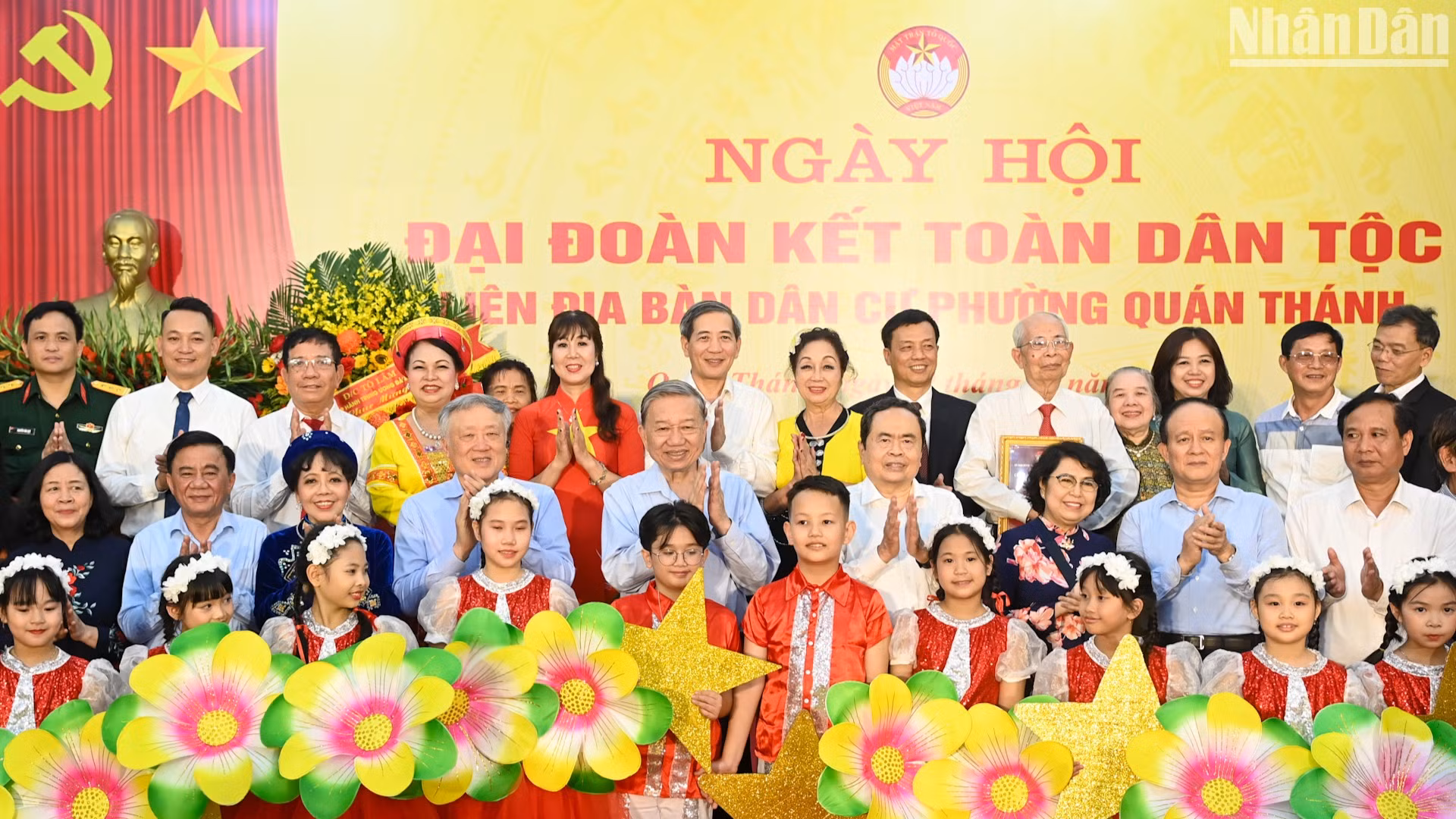 Tổng Bí thư Tô Lâm, Chủ tịch Quốc hội Trần Thanh Mẫn, Thường trực Ban Bí thư, Chủ nhiệm Ủy ban Kiểm tra Trung ương Trần Cẩm Tú và các đại biểu với nhân dân phường Quán Thánh.