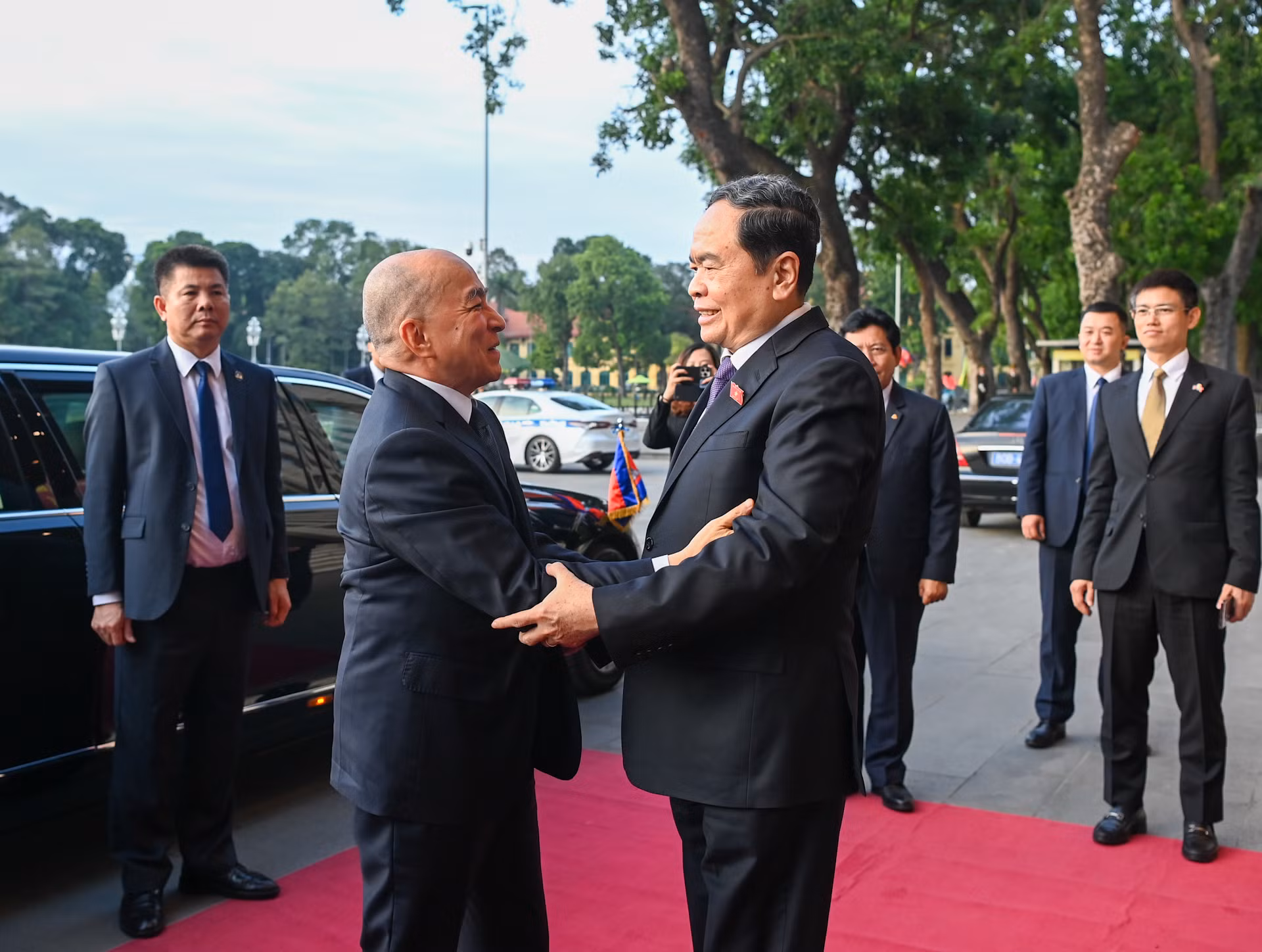 Chủ tịch Quốc hội Trần Thanh Mẫn đón Quốc vương Campuchia Norodom Sihamoni.