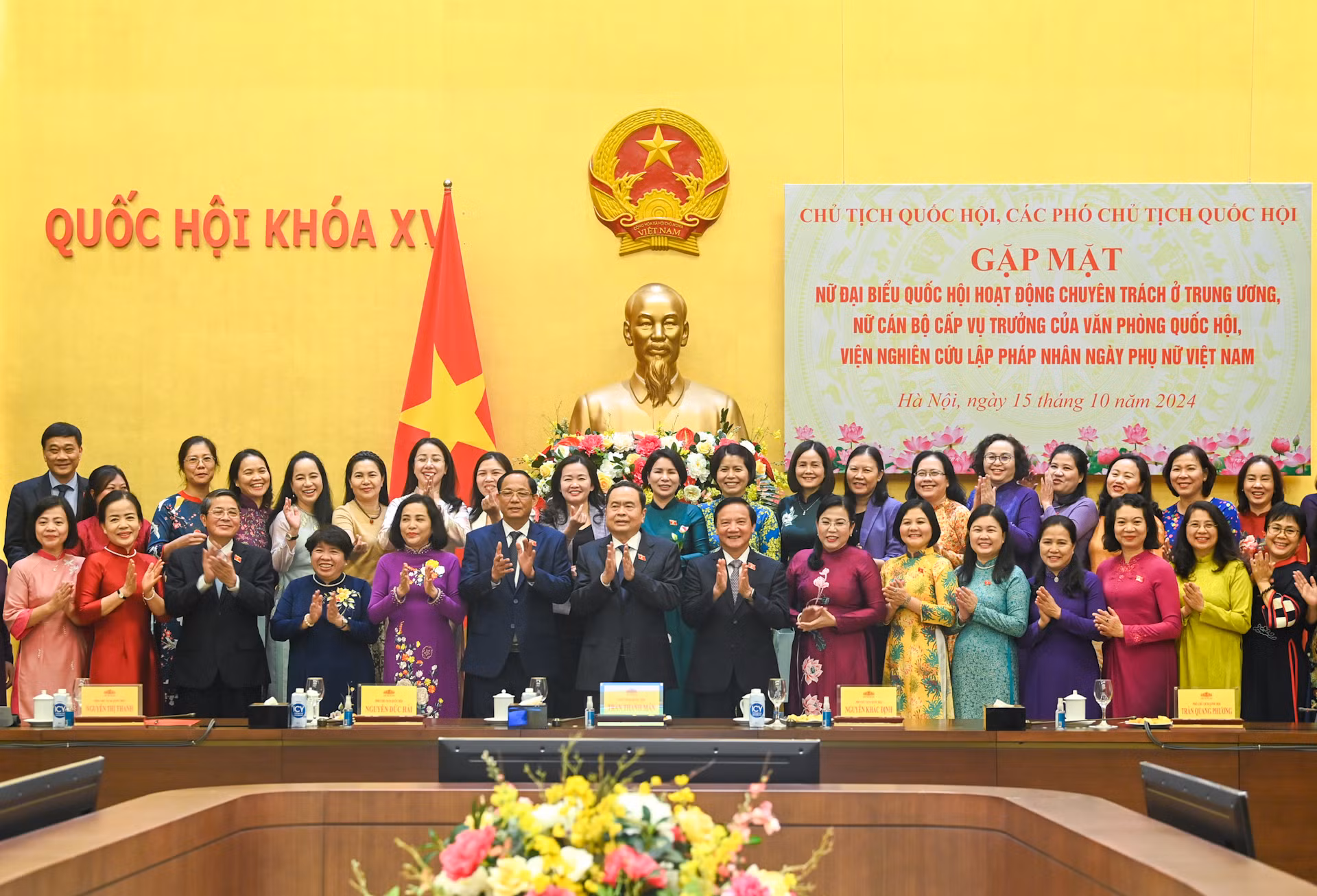 Chủ tịch Quốc hội Trần Thanh Mẫn, các Phó Chủ tịch Quốc hội chụp ảnh lưu niệm với các đại biểu.