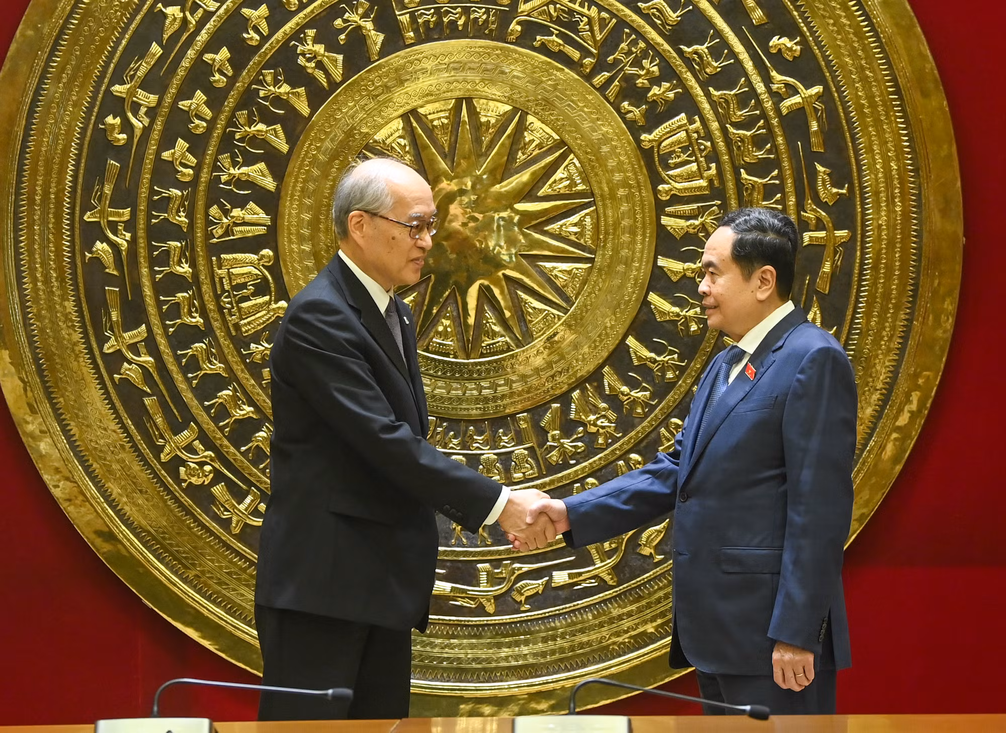 Chủ tịch Quốc hội Trần Thanh Mẫn và Chánh án Tòa án nhân dân tối cao Trung Quốc Trương Quân. Chủ tịch Quốc hội Trần Thanh Mẫn và Chánh án Tòa án nhân dân tối cao Trung Quốc Trương Quân.
