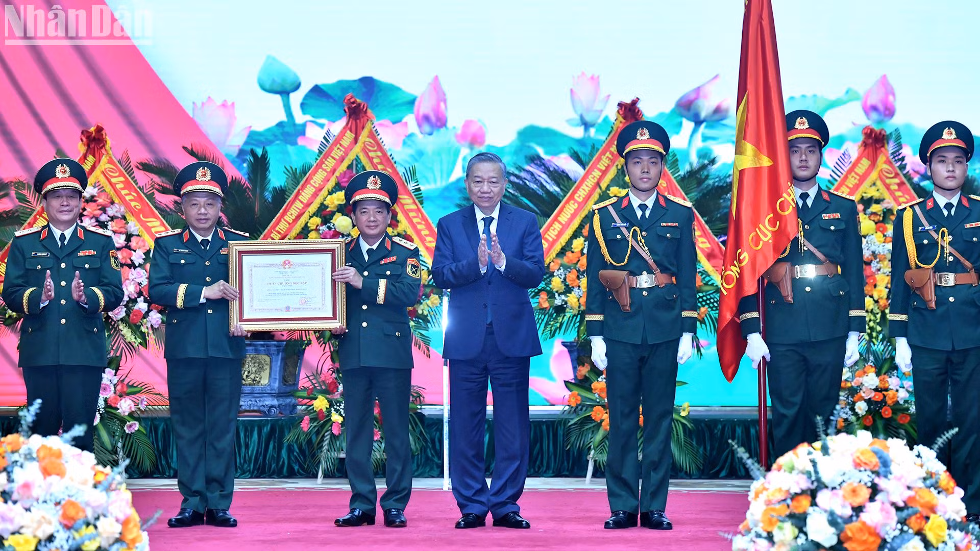 Tổng Bí thư Tô Lâm trao Huân chương Độc lập hạng Nhất tặng Tổng cục Chính trị Quân đội nhân dân Việt Nam.