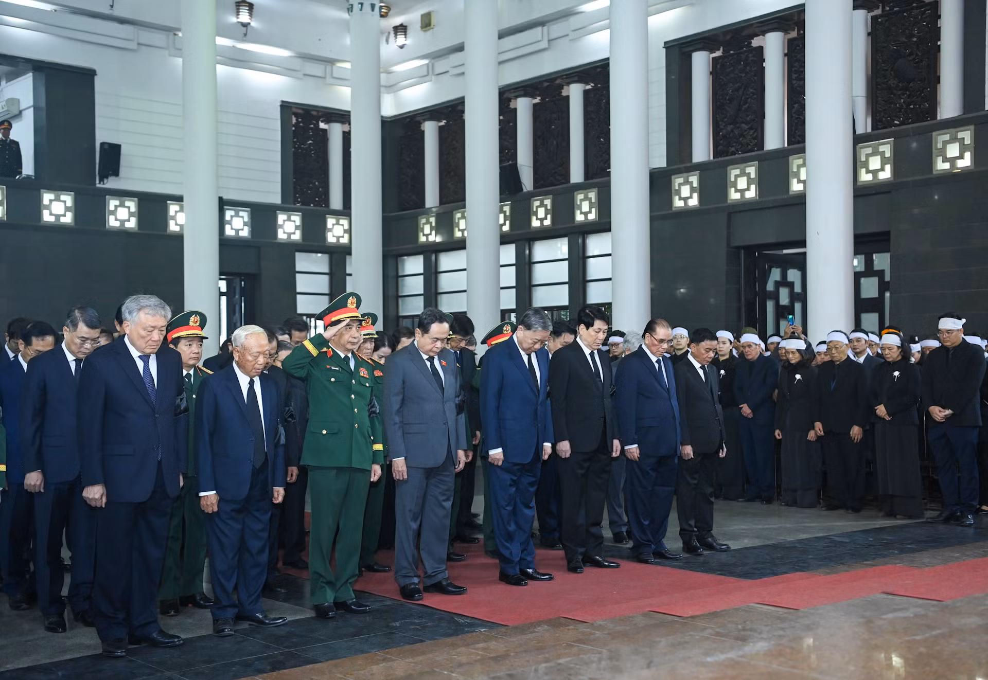 Các đồng chí lãnh đạo, nguyên lãnh đạo Đảng, Nhà nước viếng đồng chí Đại tướng Nguyễn Quyết. Các đồng chí lãnh đạo, nguyên lãnh đạo Đảng, Nhà nước viếng đồng chí Đại tướng Nguyễn Quyết.