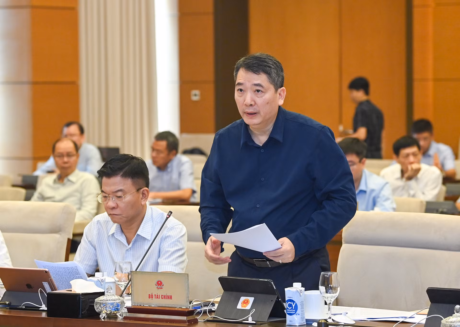 Thứ trưởng Tài chính Cao Anh Tuấn trình bày tóm tắt tờ trình. Thứ trưởng Tài chính Cao Anh Tuấn trình bày tóm tắt tờ trình.