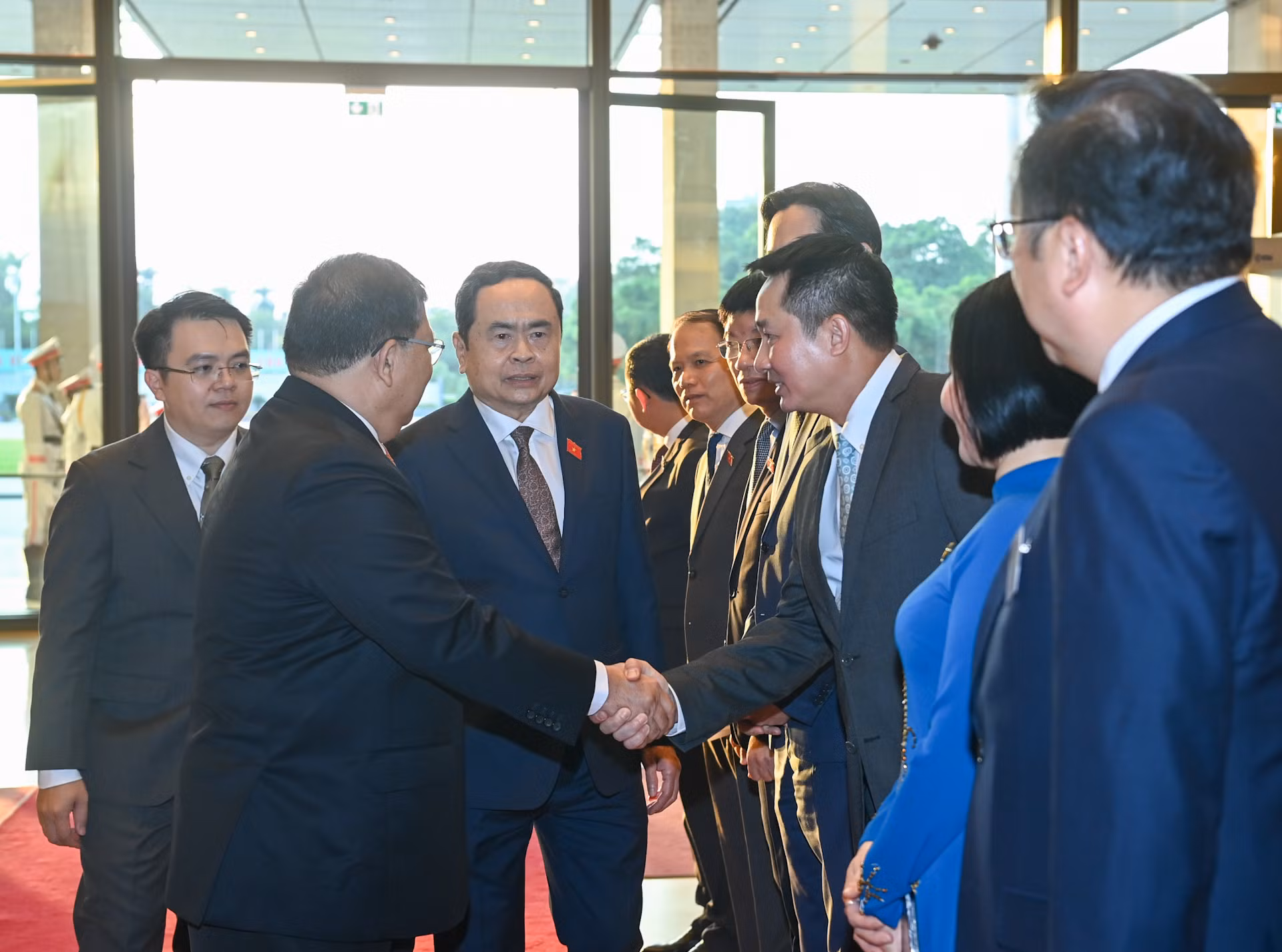 Chủ tịch Quốc hội Trần Thanh Mẫn giới thiệu với Chủ tịch Hạ viện Malaysia Tan Sri Dato’ Johari Bin Abdul các đại biểu Việt Nam dự lễ đón.