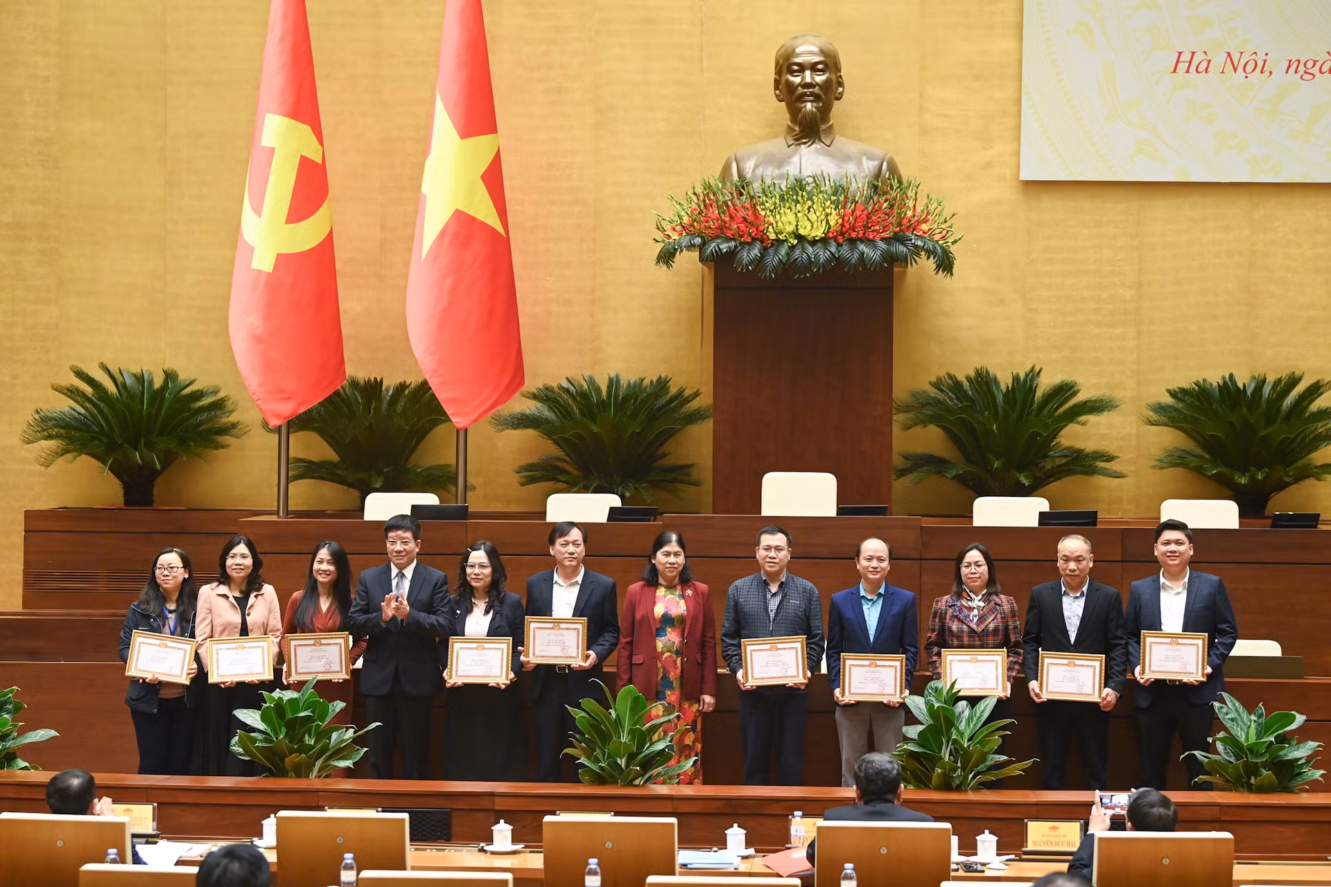 Lãnh đạo Văn phòng Quốc hội trao bằng khen, tặng các đảng viên hoàn thành xuất sắc nhiệm vụ năm 2024.