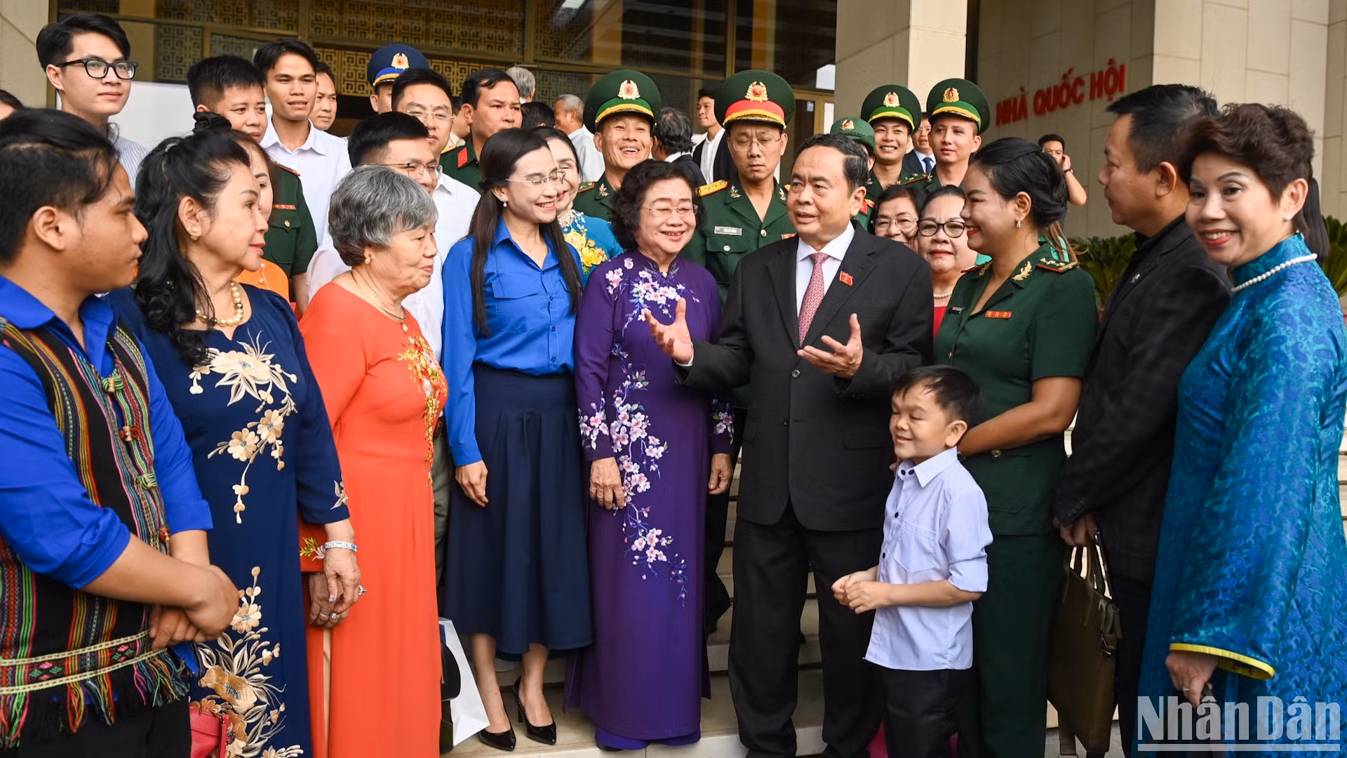 Chủ tịch Quốc hội Trần Thanh Mẫn với các đại biểu với các tập thể, cá nhận nhận Giải thưởng Vừ A Dính.