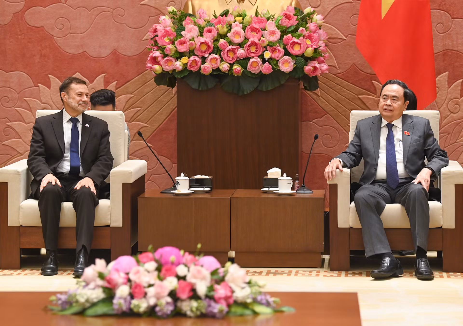 Chủ tịch Quốc hội Trần Thanh Mẫn tiếp Đại sứ Australia Andrew Goledzinowski. Chủ tịch Quốc hội Trần Thanh Mẫn tiếp Đại sứ Australia Andrew Goledzinowski.