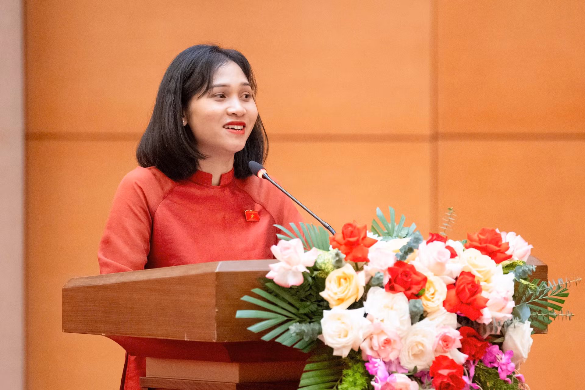 Đại biểu Quốc hội Nàng Xô Vi phát biểu tại cuộc gặp mặt.