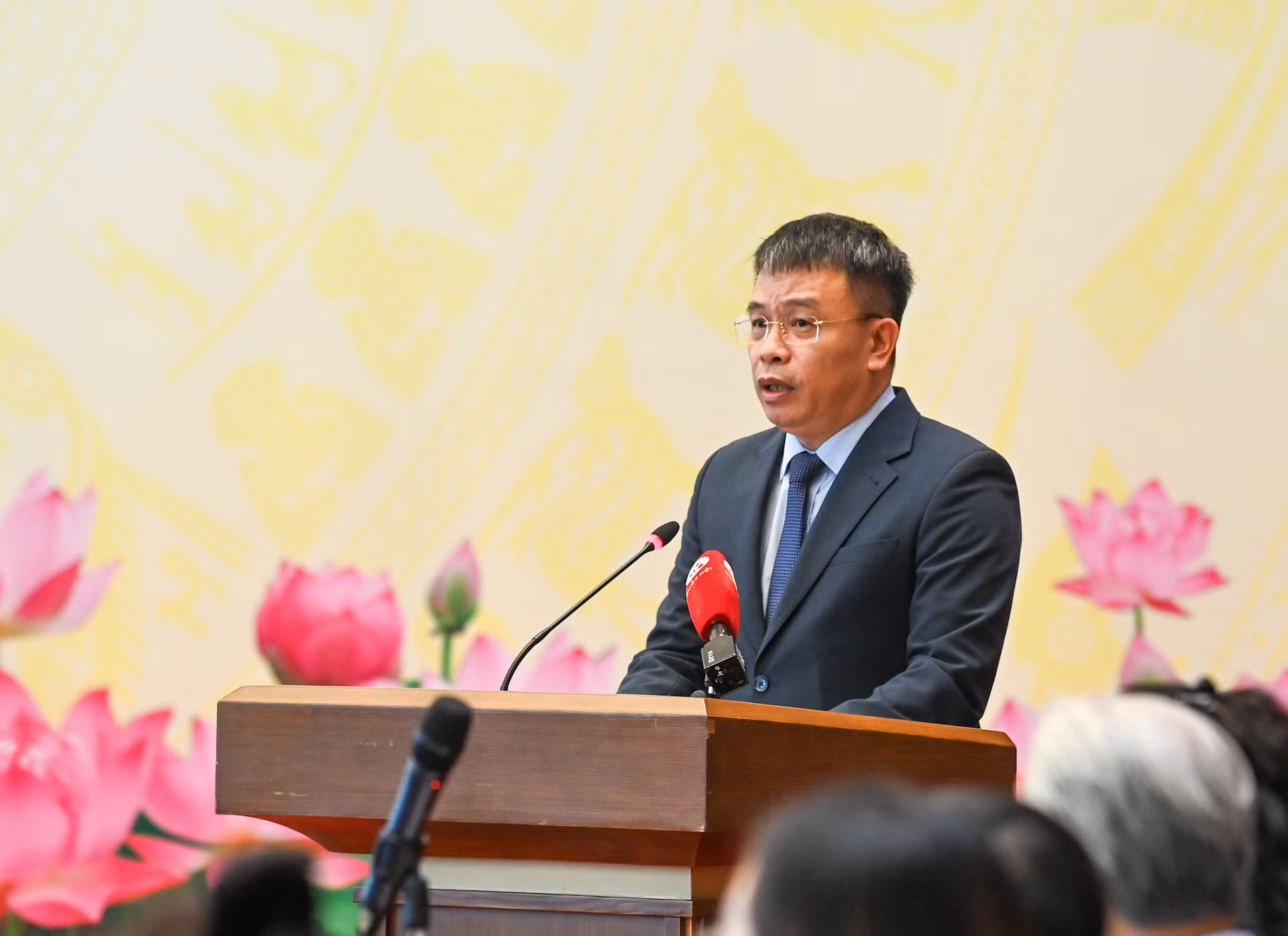 Ông Nguyễn Phan Khuê, Giám đốc Quỹ học bổng Vừ A Dính báo cáo tại cuộc gặp mặt.