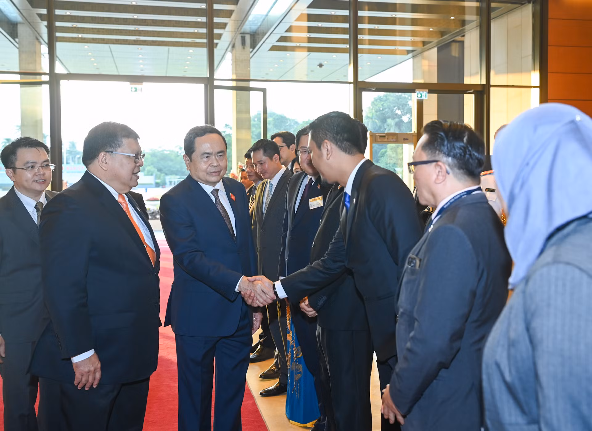 Chủ tịch Hạ viện Malaysia Tan Sri Dato’ Johari Bin Abdul giới thiệu với Chủ tịch Quốc hội Trần Thanh Mẫn các đại biểu Malaysia dự lễ đón.