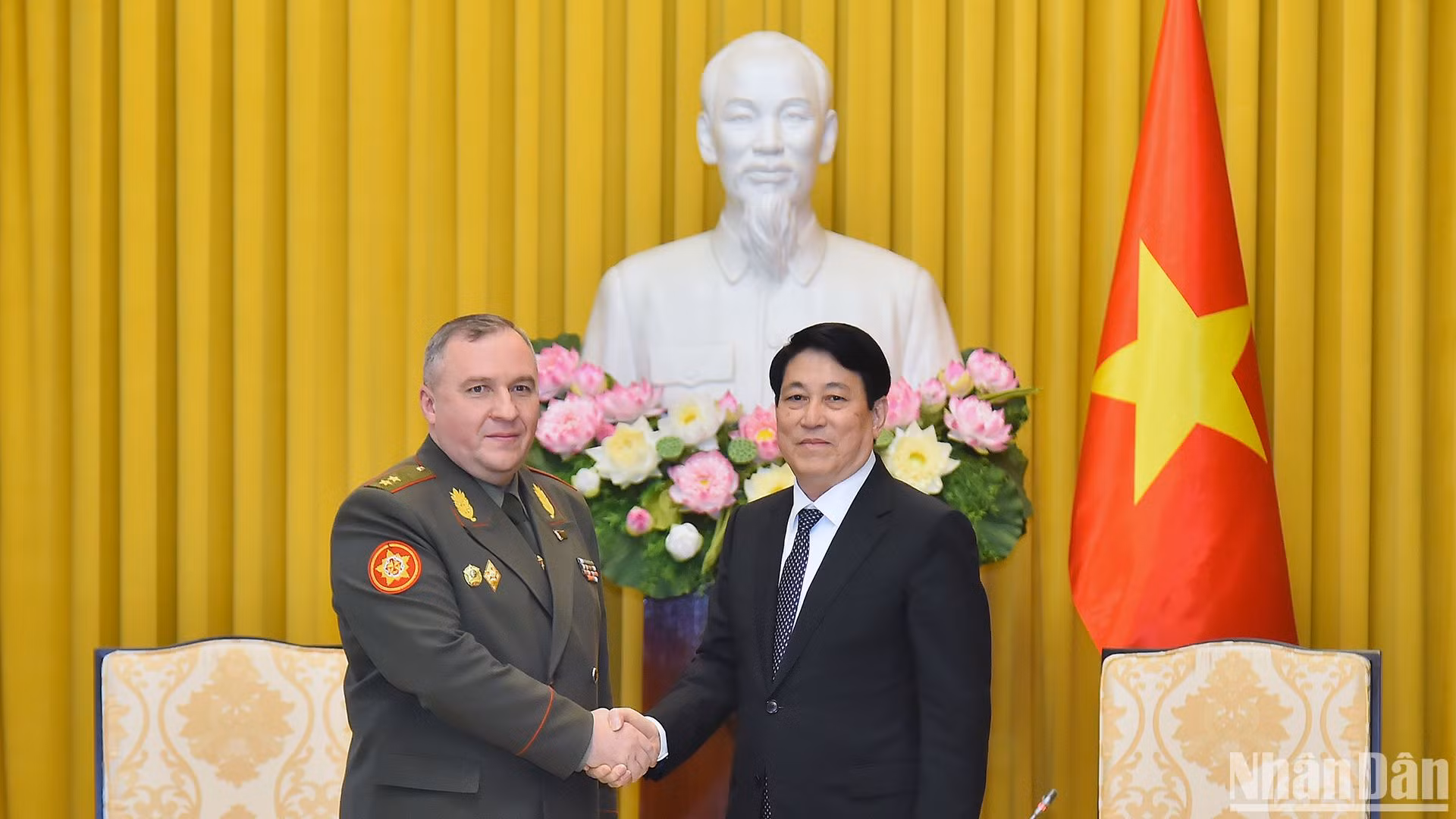Chủ tịch nước Lương Cường và Bộ trưởng Quốc phòng Belarus Khrenin Viktor Gennadievich tại buổi tiếp.