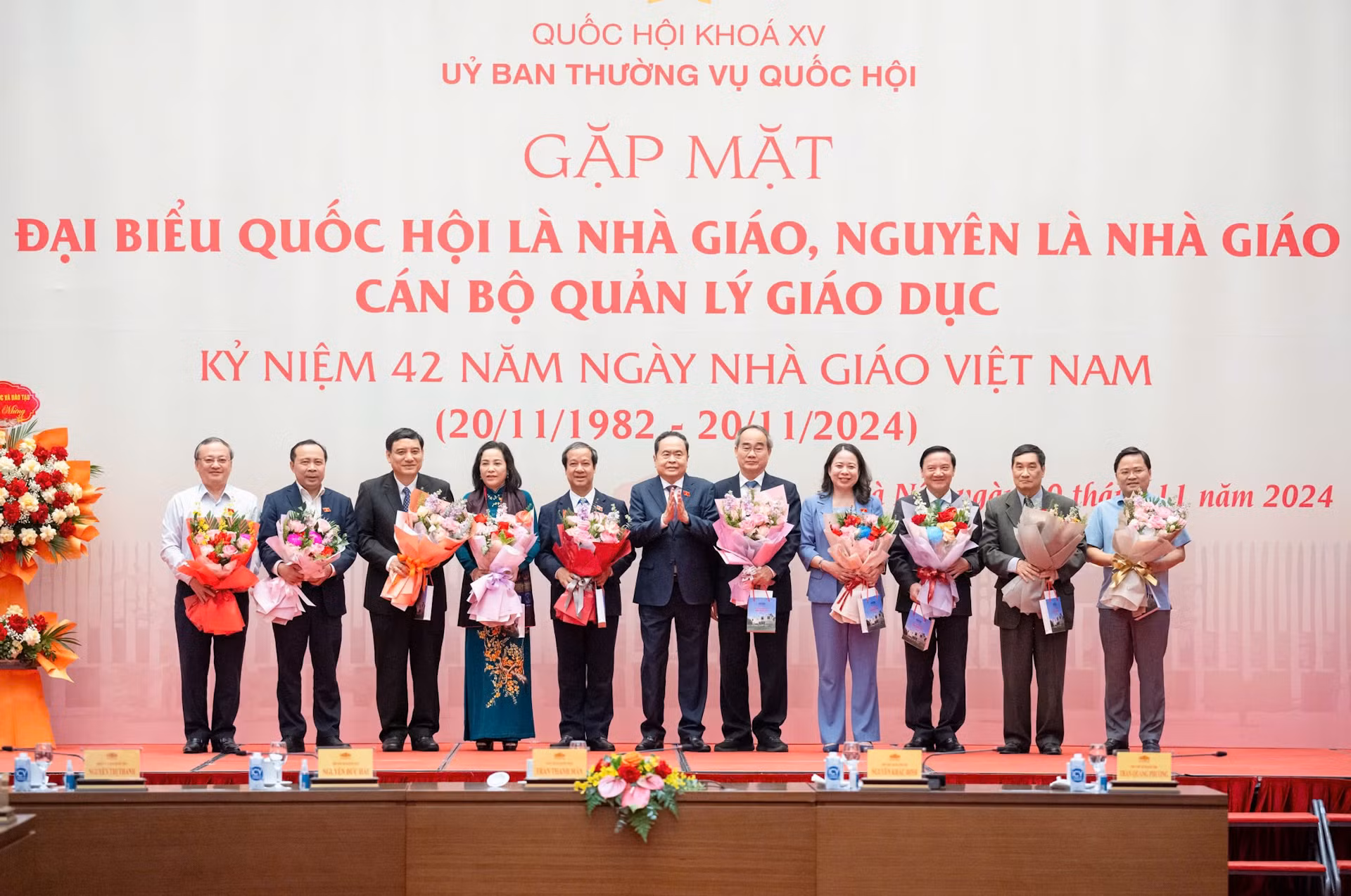 Chủ tịch Quốc hội Trần Thanh Mẫn tặng hoa, chúc mừng các nhà giáo.
