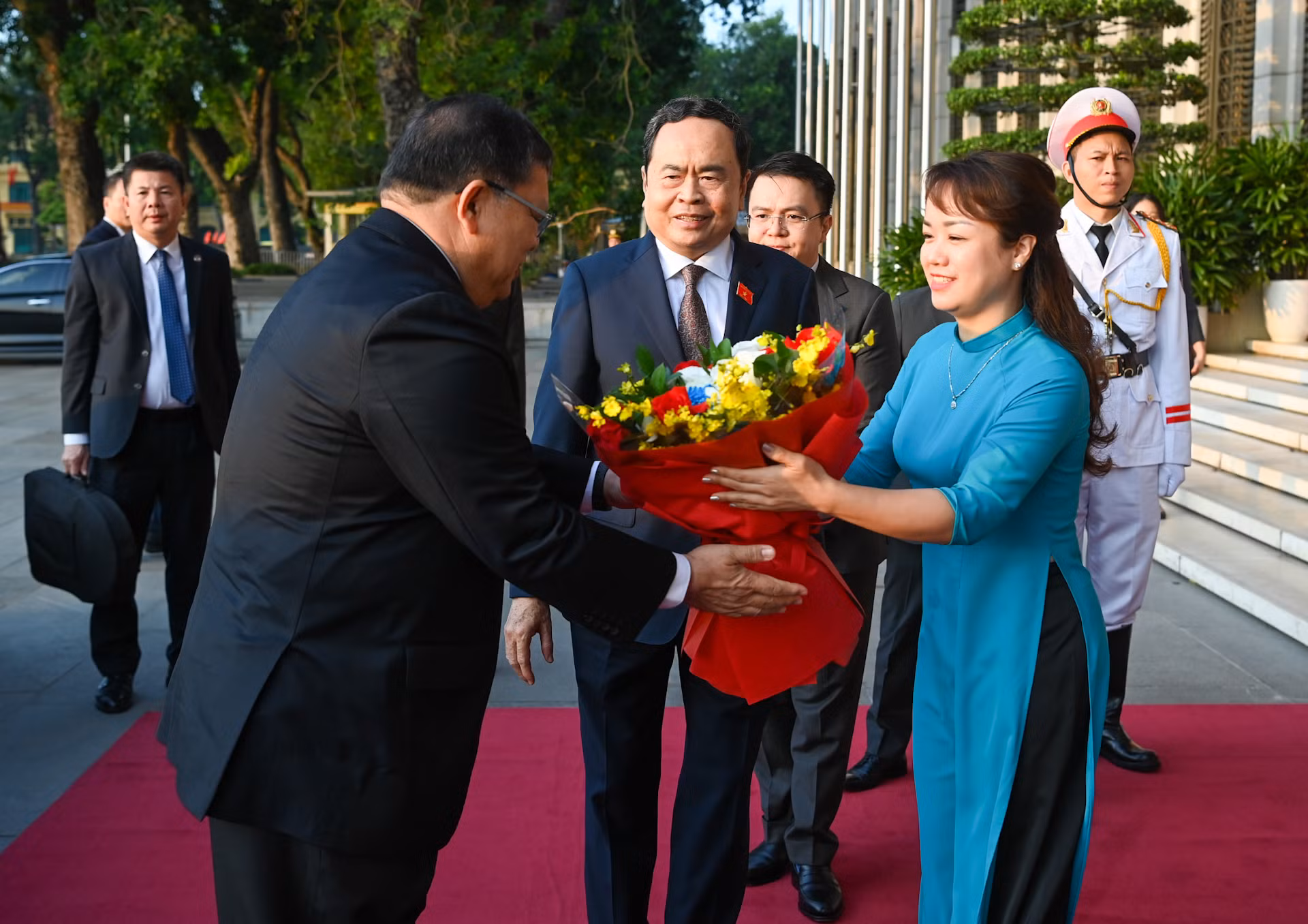 Nhân viên Văn phòng Quốc hội tặng hoa chào mừng Chủ tịch Hạ viện Malaysia Tan Sri Dato’ Johari Bin Abdul.