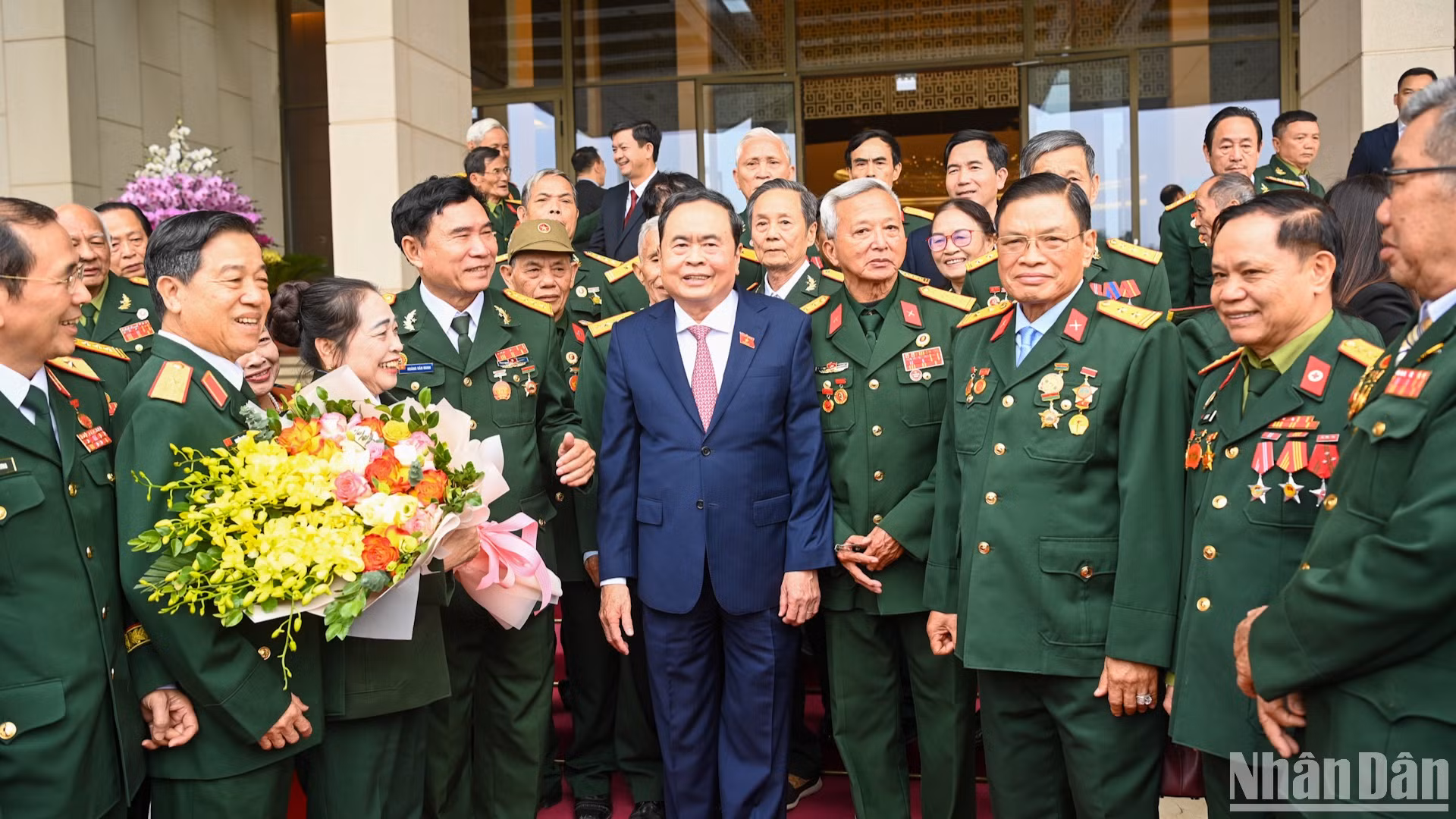 Chủ tịch Quốc hội Trần Thanh Mẫn với Đoàn đại biểu người có công Trung đoàn 271 Quân khu Trị Thiên.