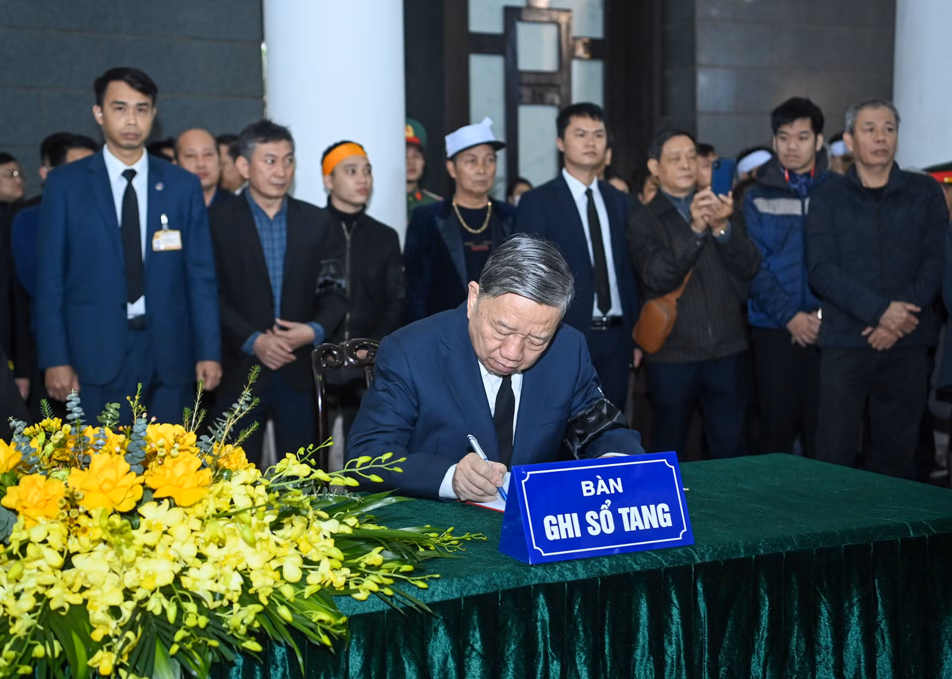 Tổng Bí thư Tô Lâm ghi sổ tang tại lễ viếng. Tổng Bí thư Tô Lâm ghi sổ tang tại lễ viếng.