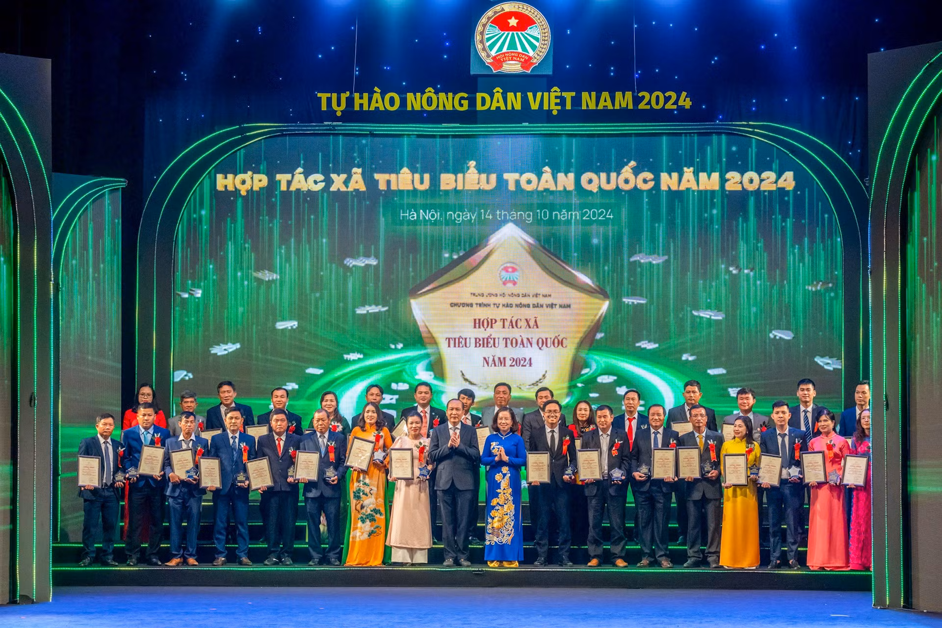 Đại diện các Hợp tác xã tiêu biểu nhận Biểu trưng và Giấy chứng nhận tại chương trình. Đại diện các Hợp tác xã tiêu biểu nhận Biểu trưng và Giấy chứng nhận tại chương trình.