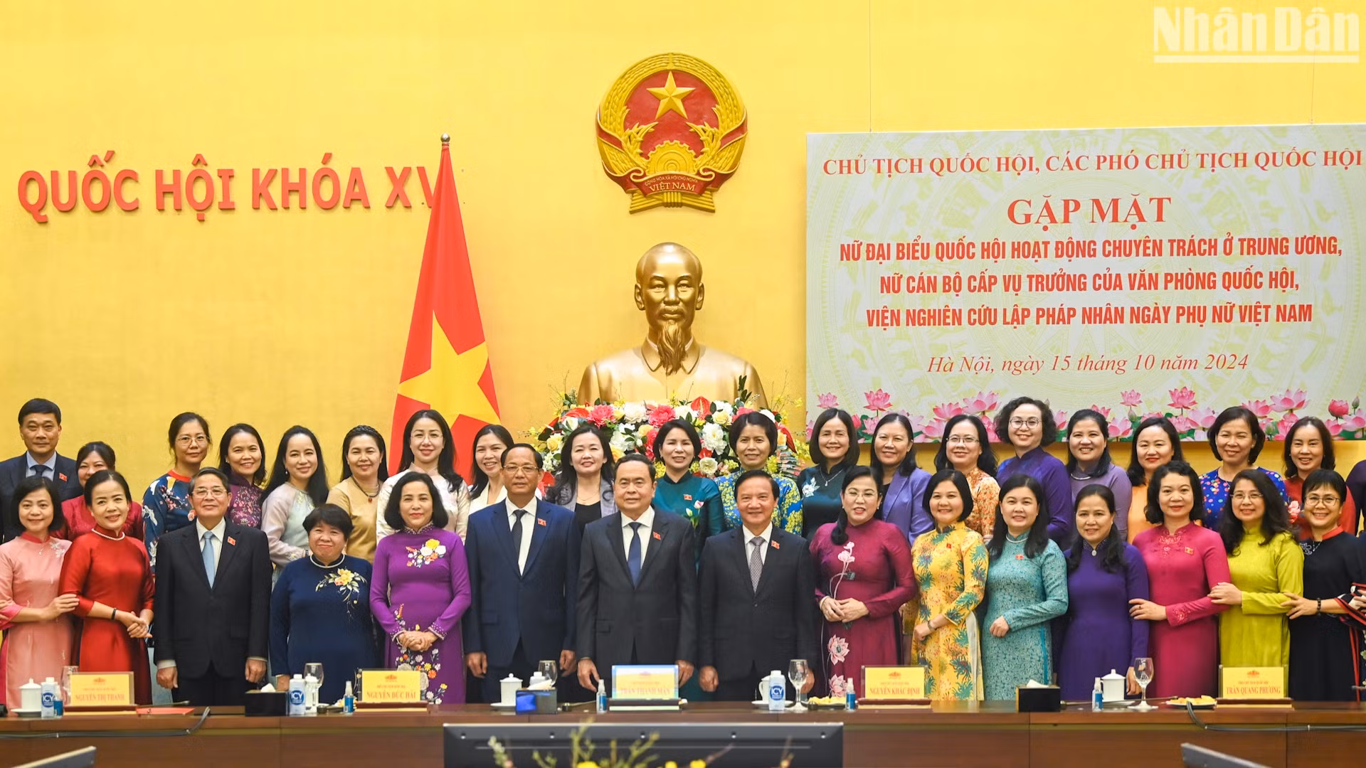 Chủ tịch Quốc hội Trần Thanh Mẫn, các Phó Chủ tịch Quốc hội chụp ảnh lưu niệm với các nữ đại biểu.