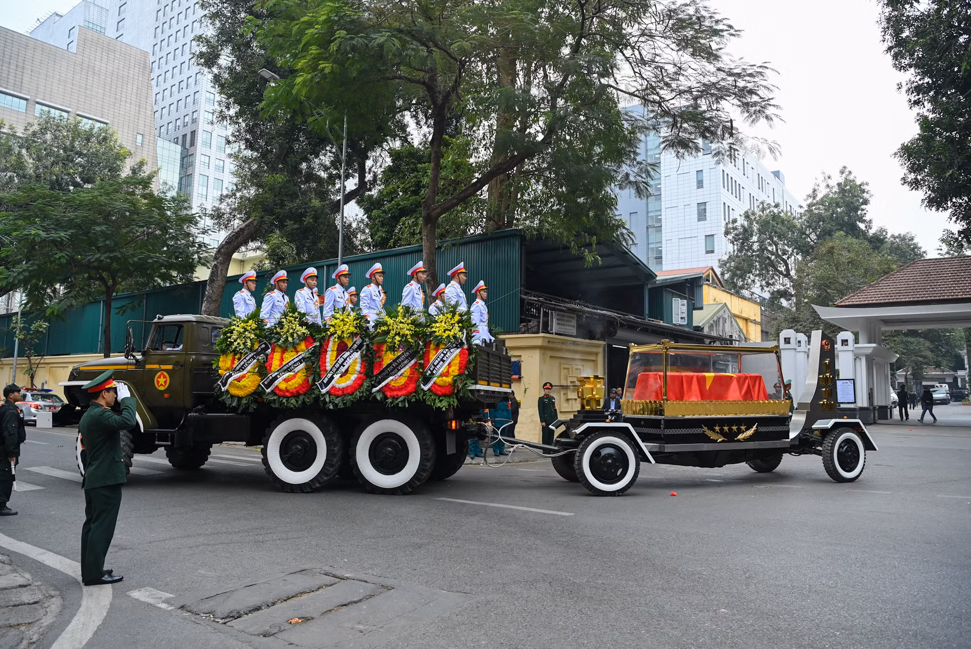Linh xa đưa linh cữu đồng chí Đại tướng Nguyễn Quyết về nơi an nghỉ cuối cùng tại Nghĩa trang Mai Dịch, Hà Nội.