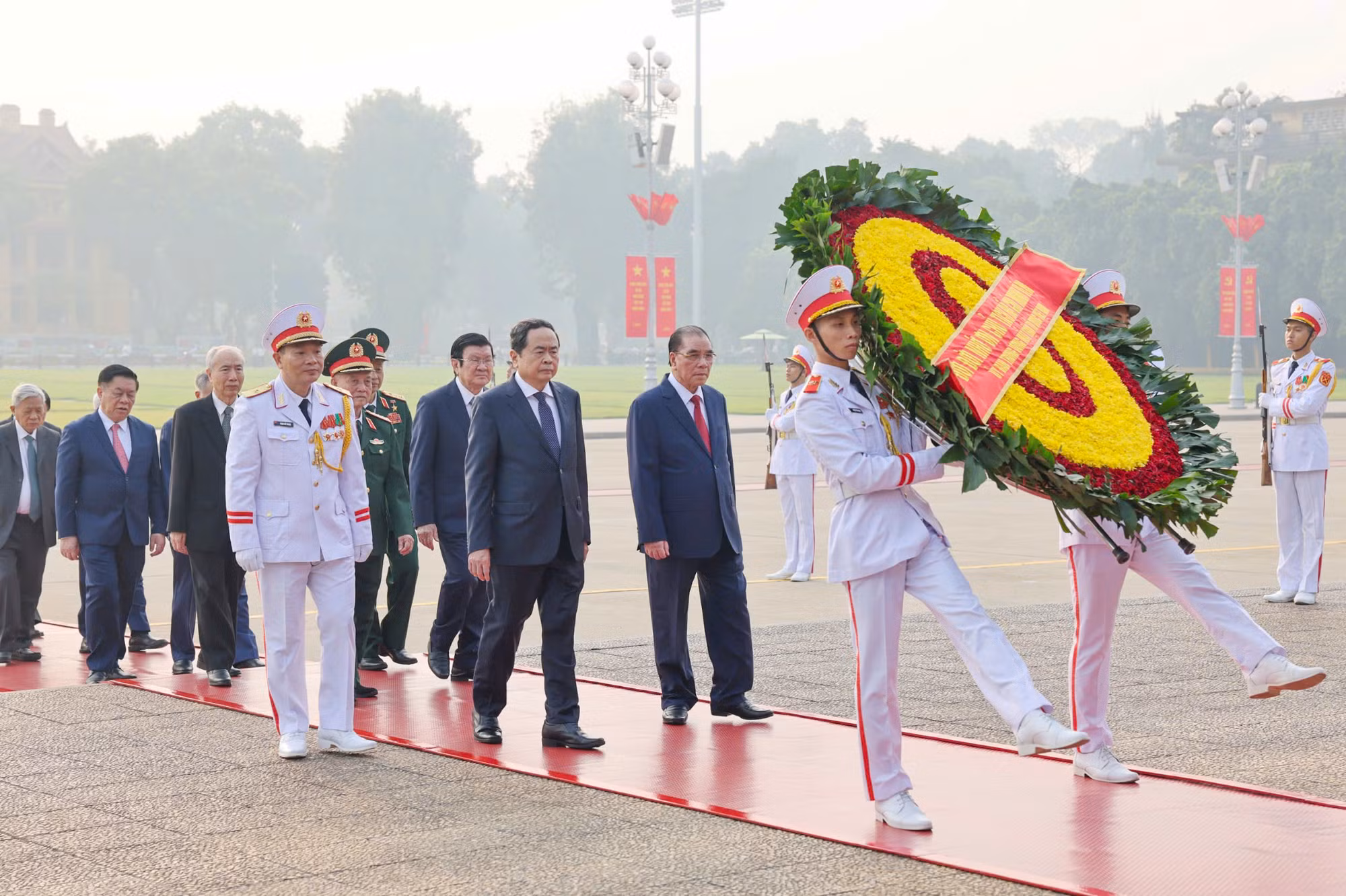 Các đồng chí lãnh đạo, nguyên lãnh đạo Đảng, Nhà nước đặt vòng hoa và vào Lăng viếng Chủ tịch Hồ Chí Minh.