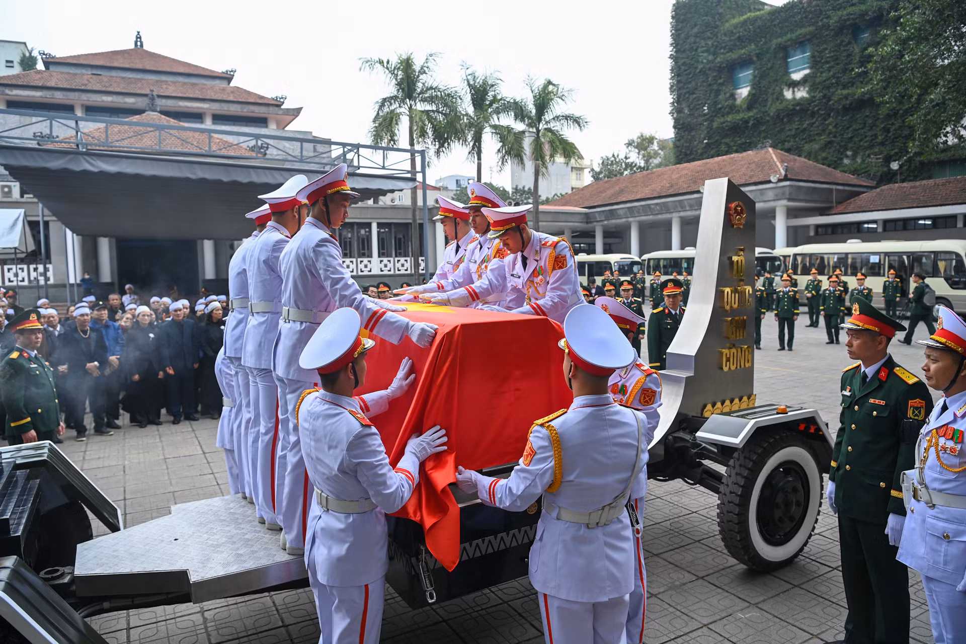 Đoàn nghi lễ quân đội phủ Quốc kỳ lên linh cữu đồng chí Đại tướng Nguyễn Quyết.