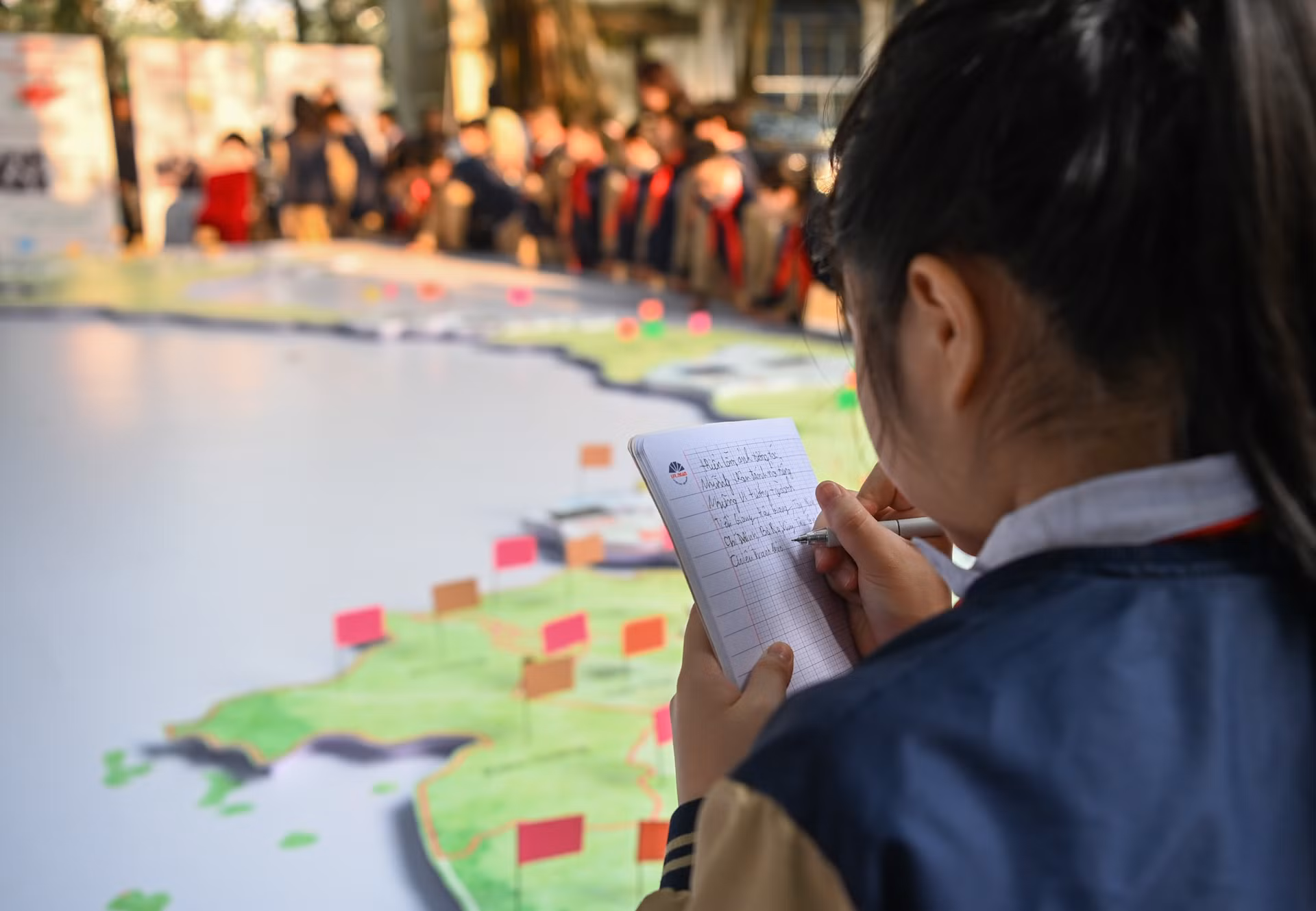 Say mê ghi chép những thông tin lịch sử tại triển lãm.