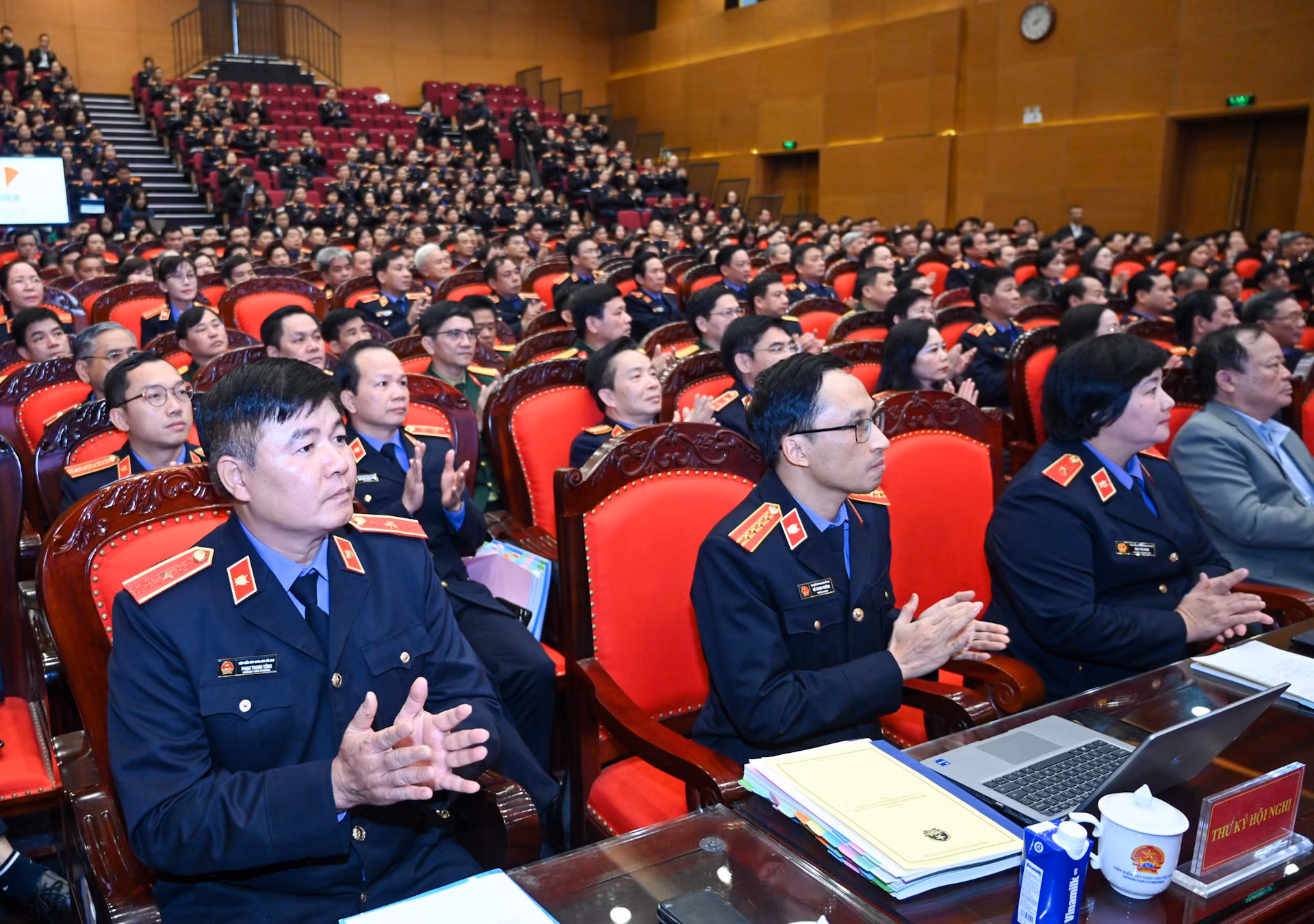Thủ trưởng các đơn vị thuộc Viện Kiểm sát nhân dân tối cao cùng lãnh đạo, Kiểm sát viên, công chức, viên chức dự hội nghị.