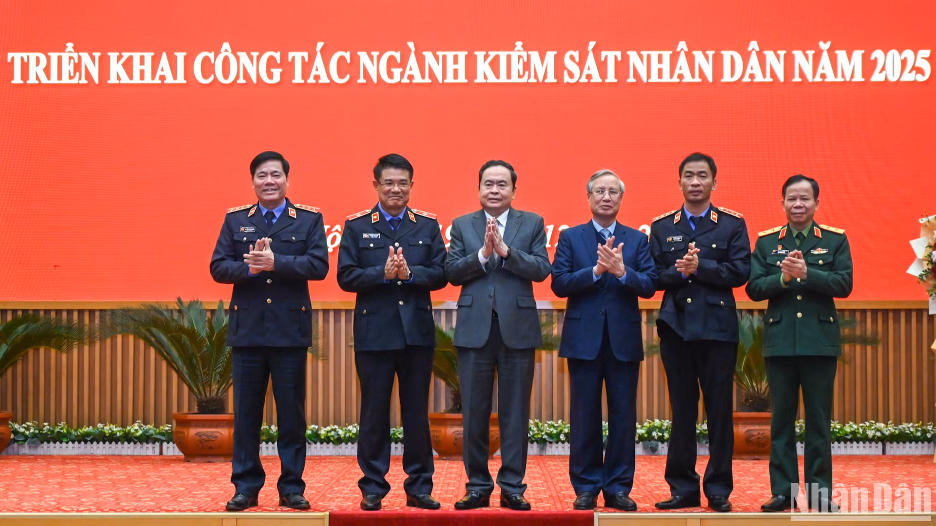 Chủ tịch Quốc hội Trần Thanh Mẫn, nguyên Thường trực Ban Bí thư Trần Quốc Vượng với lãnh đạo Viện Kiểm sát nhân dân tối cao.