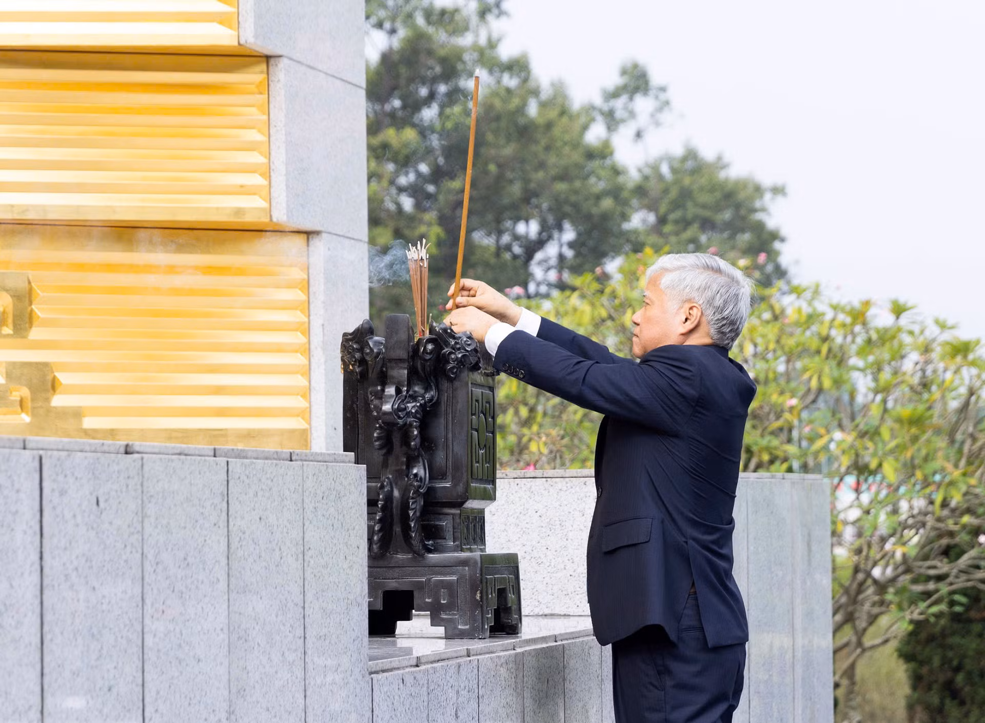 Chủ tịch Ủy ban Trung ương Mặt trận Tổ quốc Việt Nam Đỗ Văn Chiến dâng hương tưởng niệm các Anh hùng, liệt sĩ.