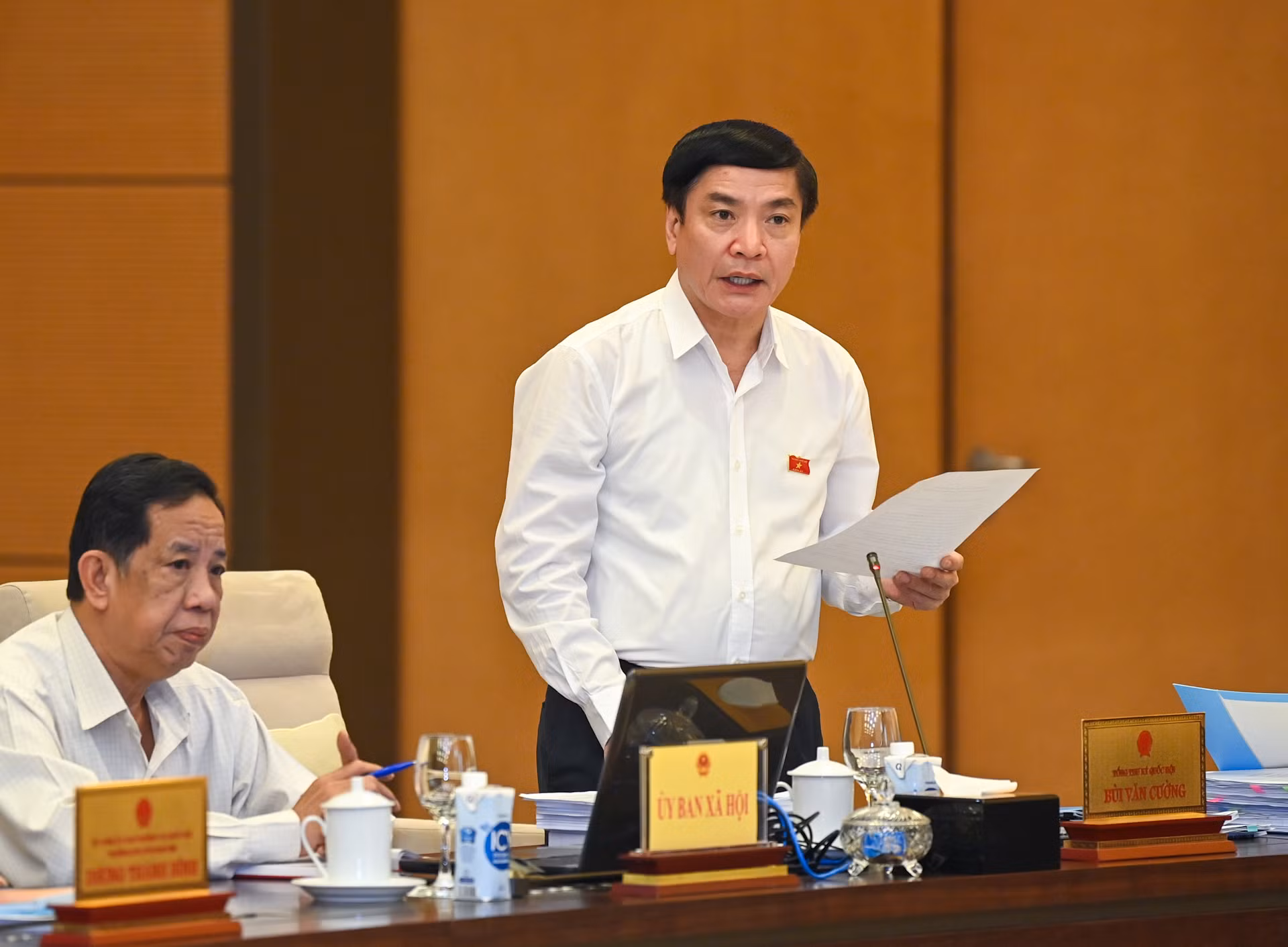Tổng Thư ký Quốc hội, Chủ nhiệm Văn phòng Quốc hội Bùi Văn Cường phát biểu mở đầu phiên họp. Tổng Thư ký Quốc hội, Chủ nhiệm Văn phòng Quốc hội Bùi Văn Cường phát biểu mở đầu phiên họp.