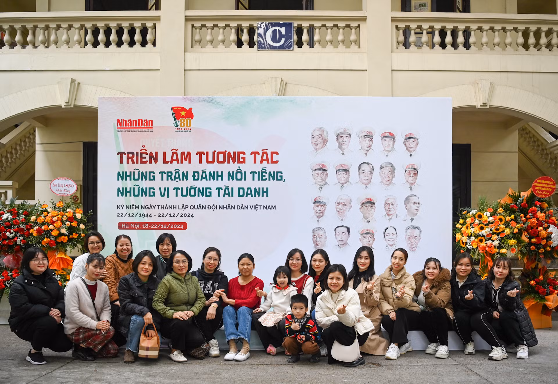 Các cô giáo Trường mẫu giáo số 2 (Trúc Bạch, Ba Đình) chụp ảnh lưu niệm tại triển lãm.