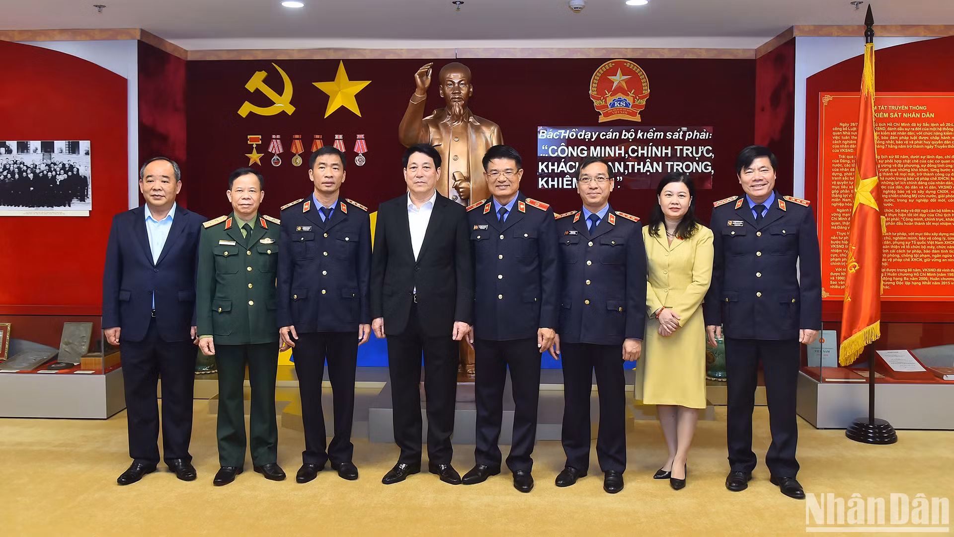 Chủ tịch nước Lương Cường, Viện trưởng Viện Kiểm sát nhân dân tối cao Nguyễn Huy Tiến cùng các đại biểu tại Phòng Truyền thống của Viện Kiểm sát nhân dân tối cao. 