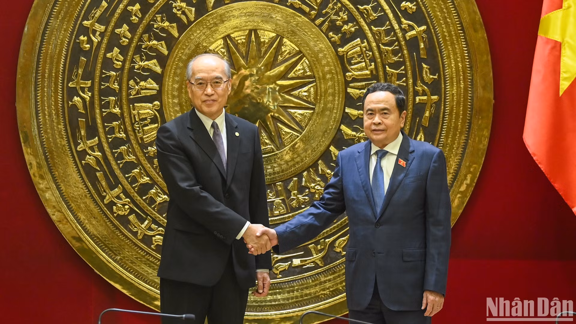 Chủ tịch Quốc hội Trần Thanh Mẫn và Chánh án Tòa án nhân dân tối cao Trung Quốc Trương Quân.