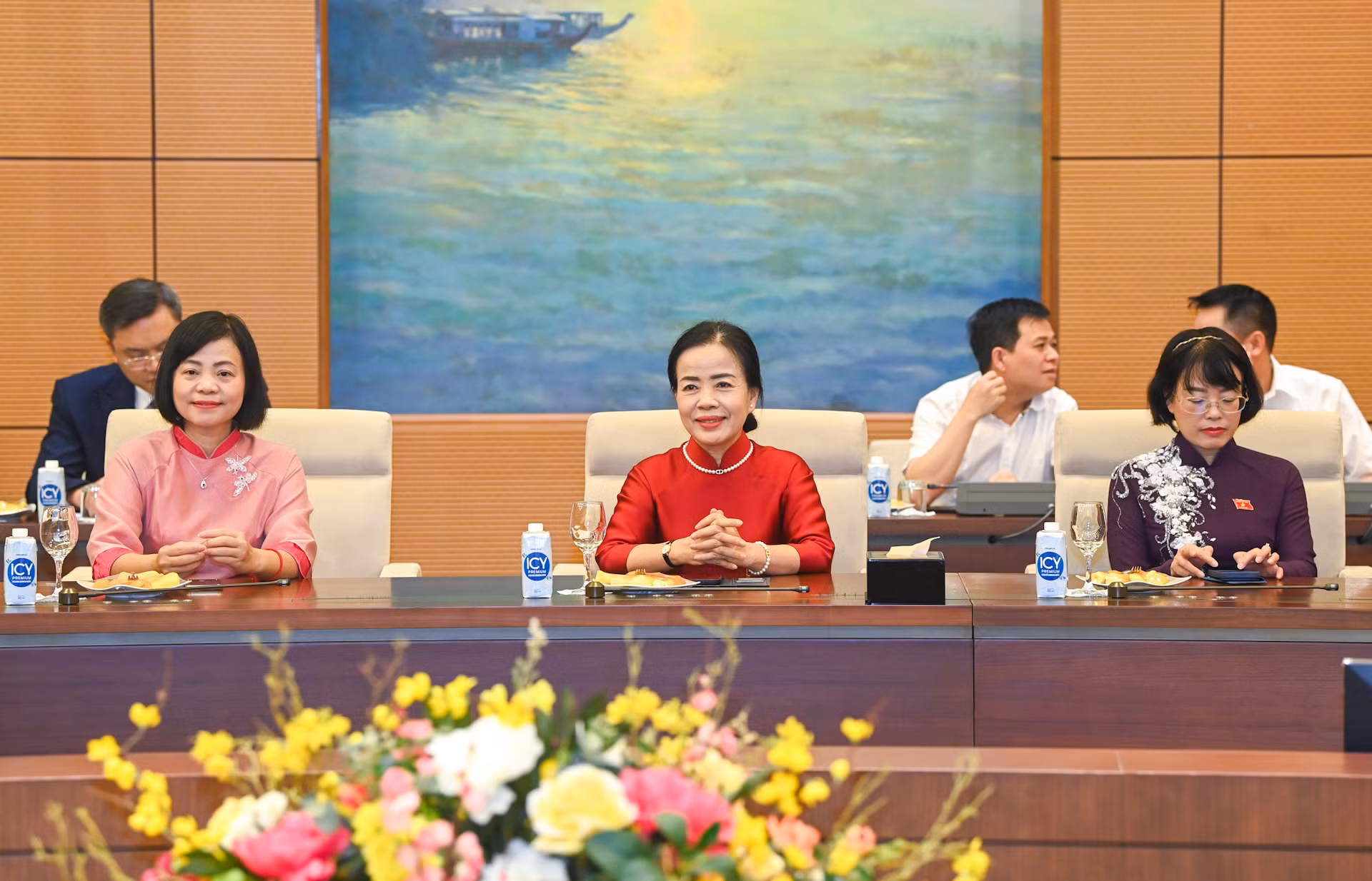 Các nữ đại biểu Quốc hội chuyên trách ở Trung ương dự cuộc gặp mặt.
