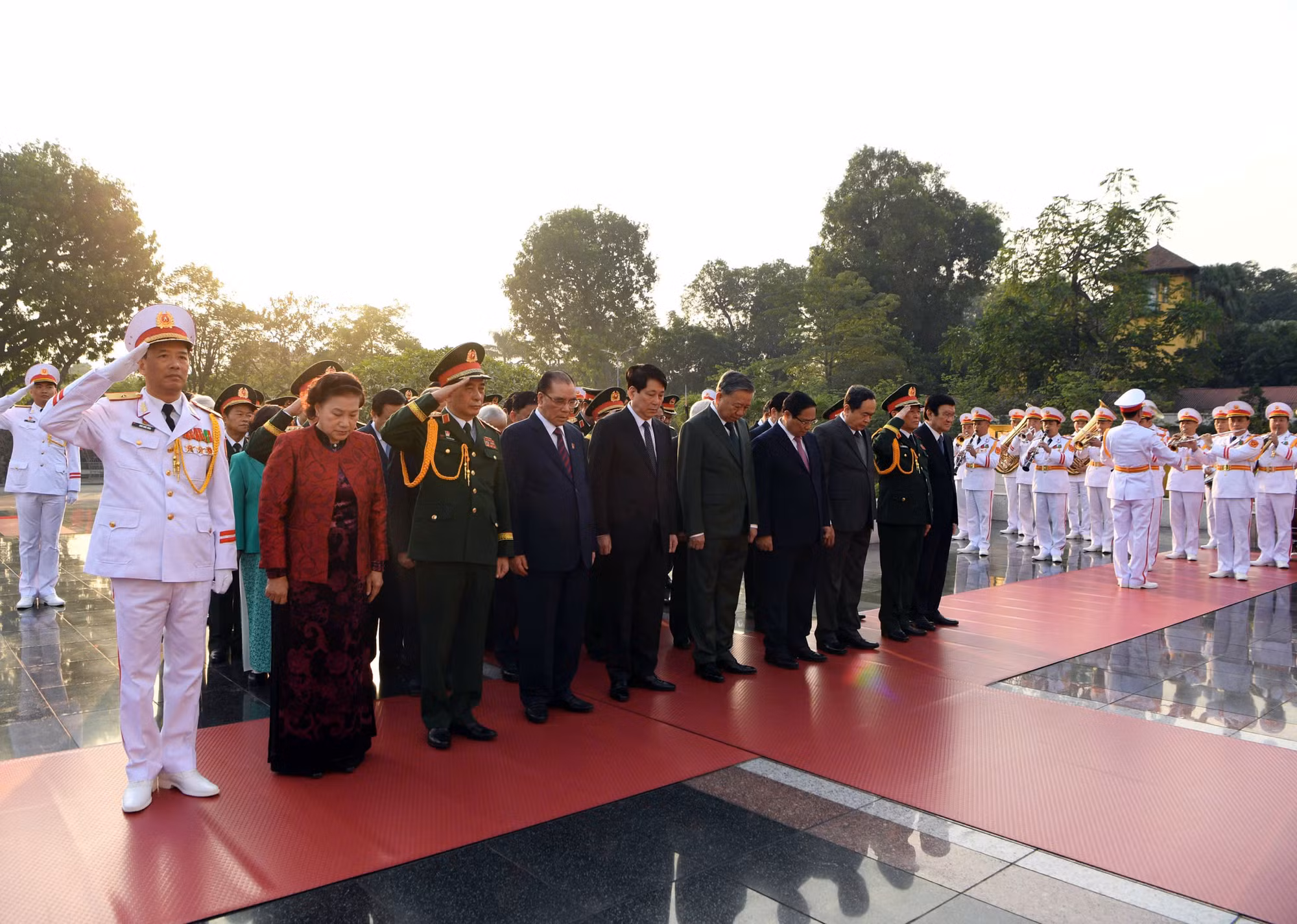 Các đồng chí lãnh đạo, nguyên lãnh đạo Đảng, Nhà nước tưởng niệm các Anh hùng liệt sĩ.
