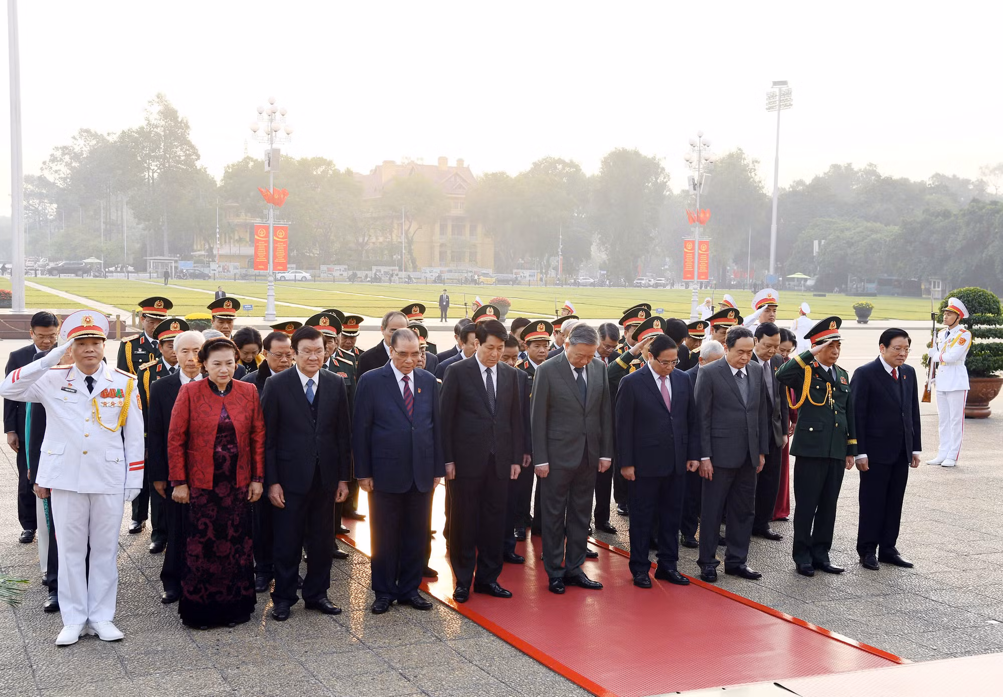 Các đồng chí lãnh đạo, nguyên lãnh đạo Đảng, Nhà nước thành kính tưởng nhớ Chủ tịch Hồ Chí Minh.