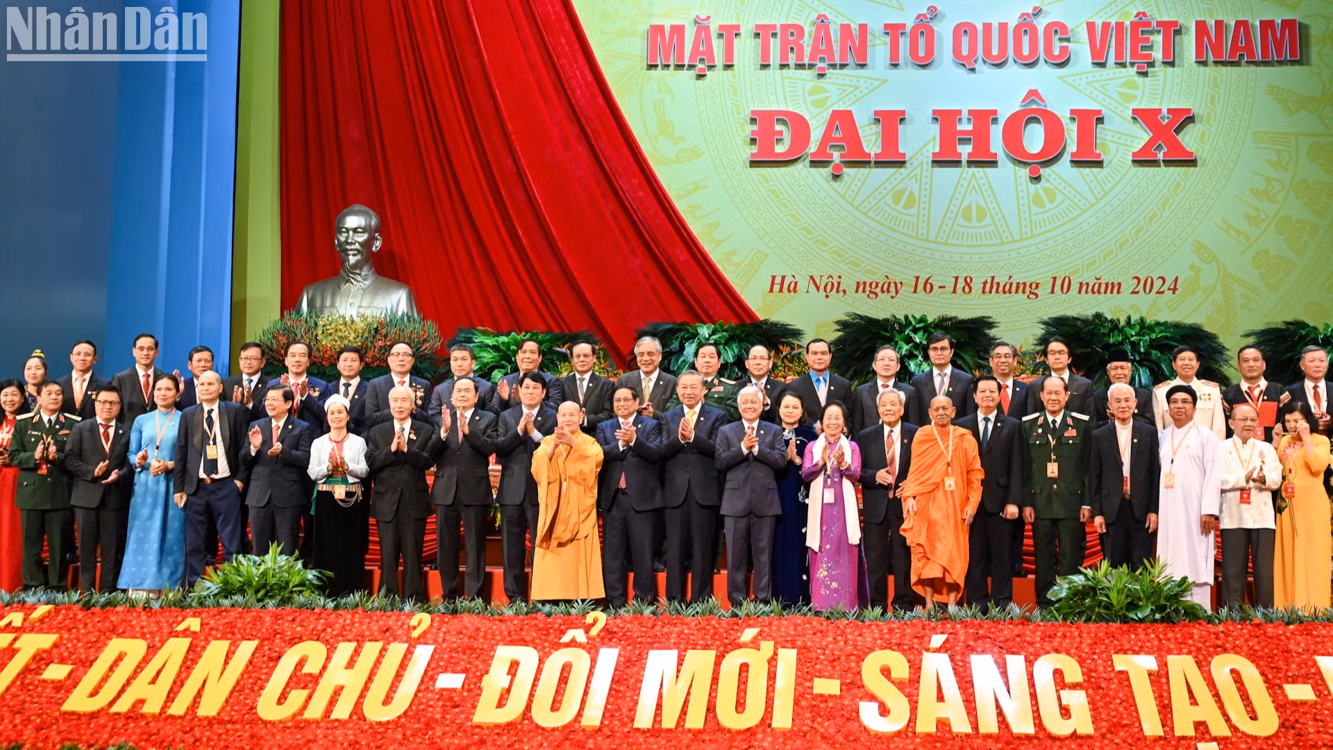 Các đồng chí lãnh đạo Đảng, Nhà nước với các đại biểu tại Đại hội.