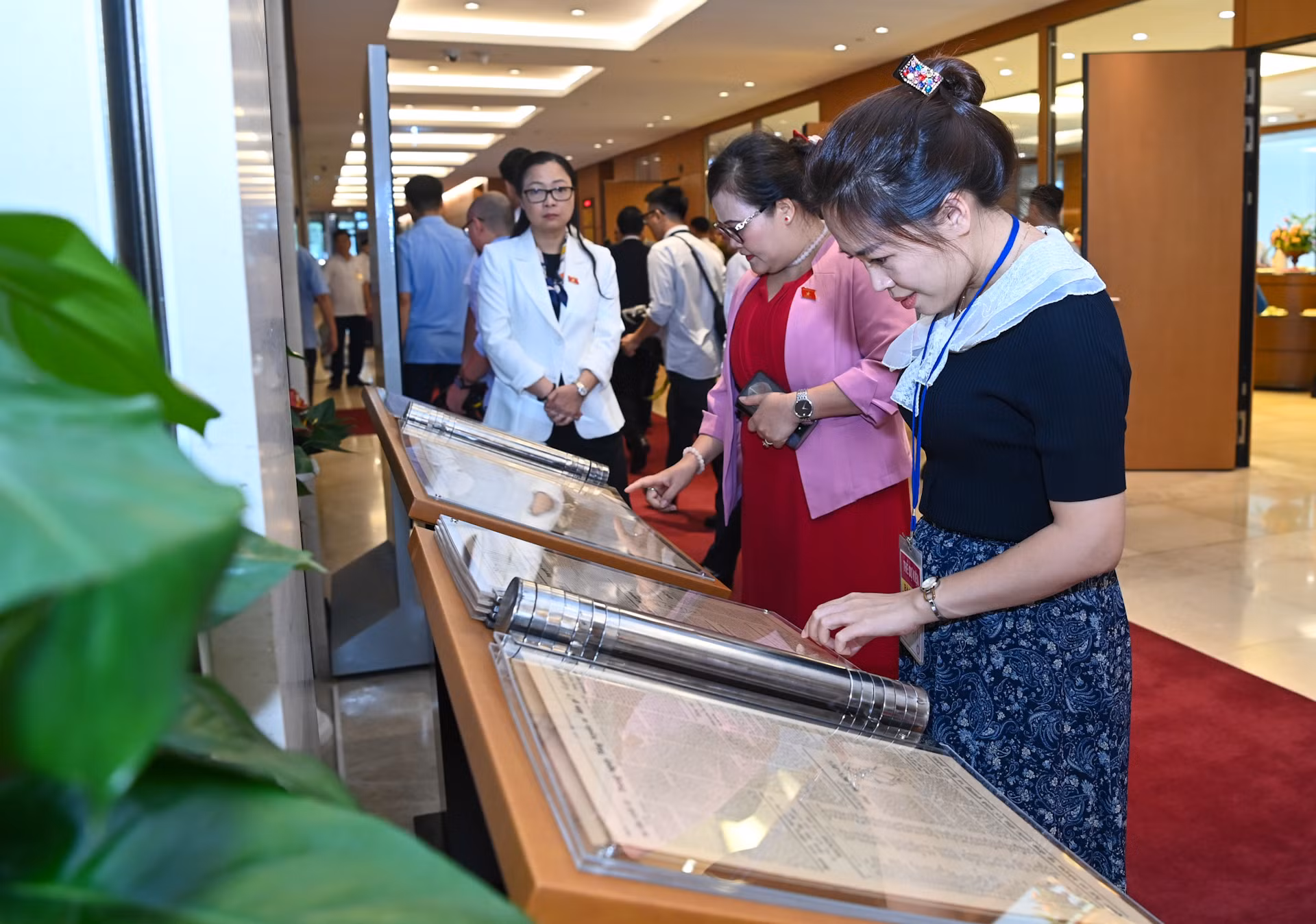Các đại biểu tham quan trưng bày Bộ sưu tập gốc 15 số của nhật báo Quốc hội.