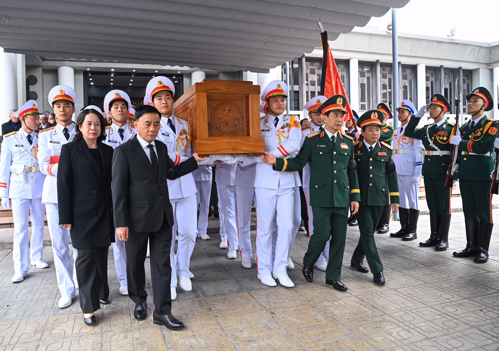 Các đồng chí lãnh đạo Đảng, Nhà nước tiễn đưa đồng chí Đại tướng Nguyễn Quyết về nơi an nghỉ cuối cùng.