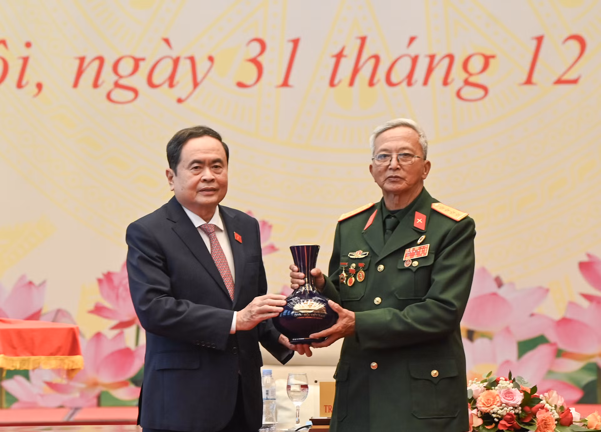 Chủ tịch Quốc hội Trần Thanh Mẫn trao quà lưu niệm, tặng Ban Liên lạc Trung đoàn 271 Quân khu Trị Thiên. Chủ tịch Quốc hội Trần Thanh Mẫn trao quà lưu niệm, tặng Ban Liên lạc Trung đoàn 271 Quân khu Trị Thiên.