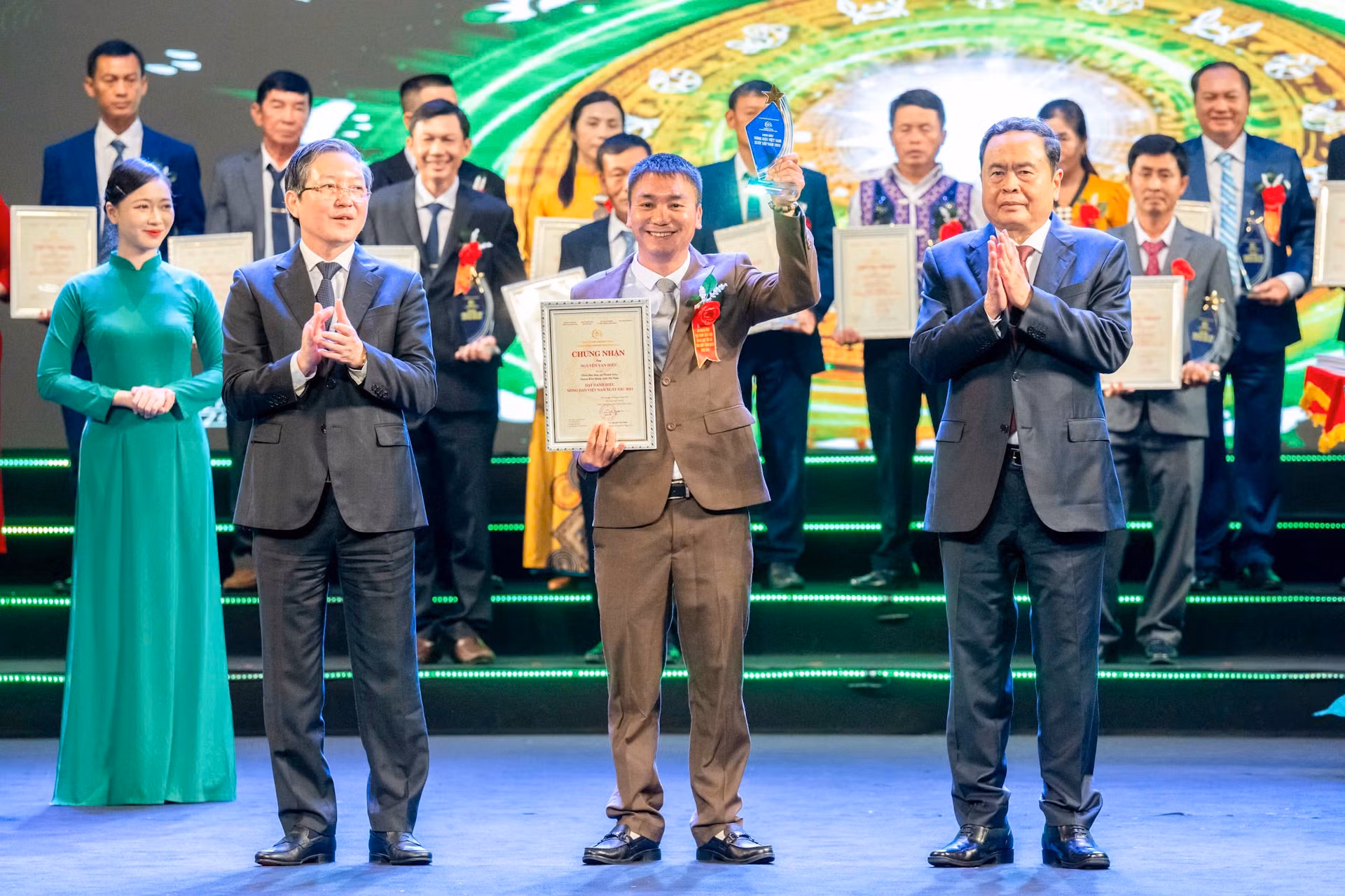 Chủ tịch Quốc hội Trần Thanh Mẫn và Chủ tịch Hội Nông dân Việt Nam Lương Quốc Đoàn trao Bằng công nhận và Cúp vinh danh, tặng các nông dân Việt Nam xuất sắc. Chủ tịch Quốc hội Trần Thanh Mẫn và Chủ tịch Hội Nông dân Việt Nam Lương Quốc Đoàn trao Bằng công nhận và Cúp vinh danh, tặng các nông dân Việt Nam xuất sắc.