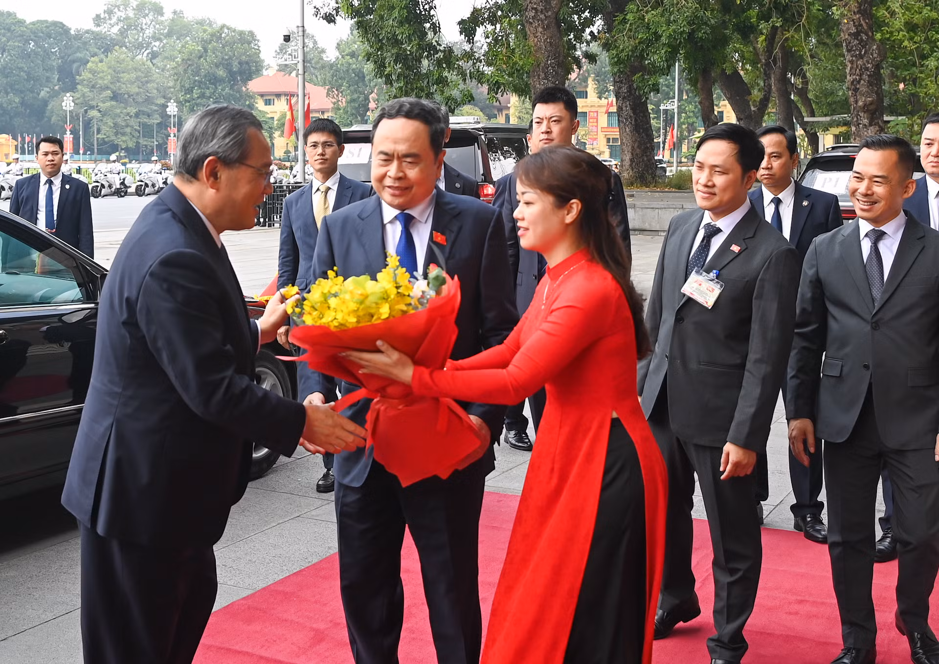 Nhân viên Văn phòng Quốc hội tặng hoa chào mừng Thủ tướng Trung Quốc Lý Cường. Nhân viên Văn phòng Quốc hội tặng hoa chào mừng Thủ tướng Trung Quốc Lý Cường.