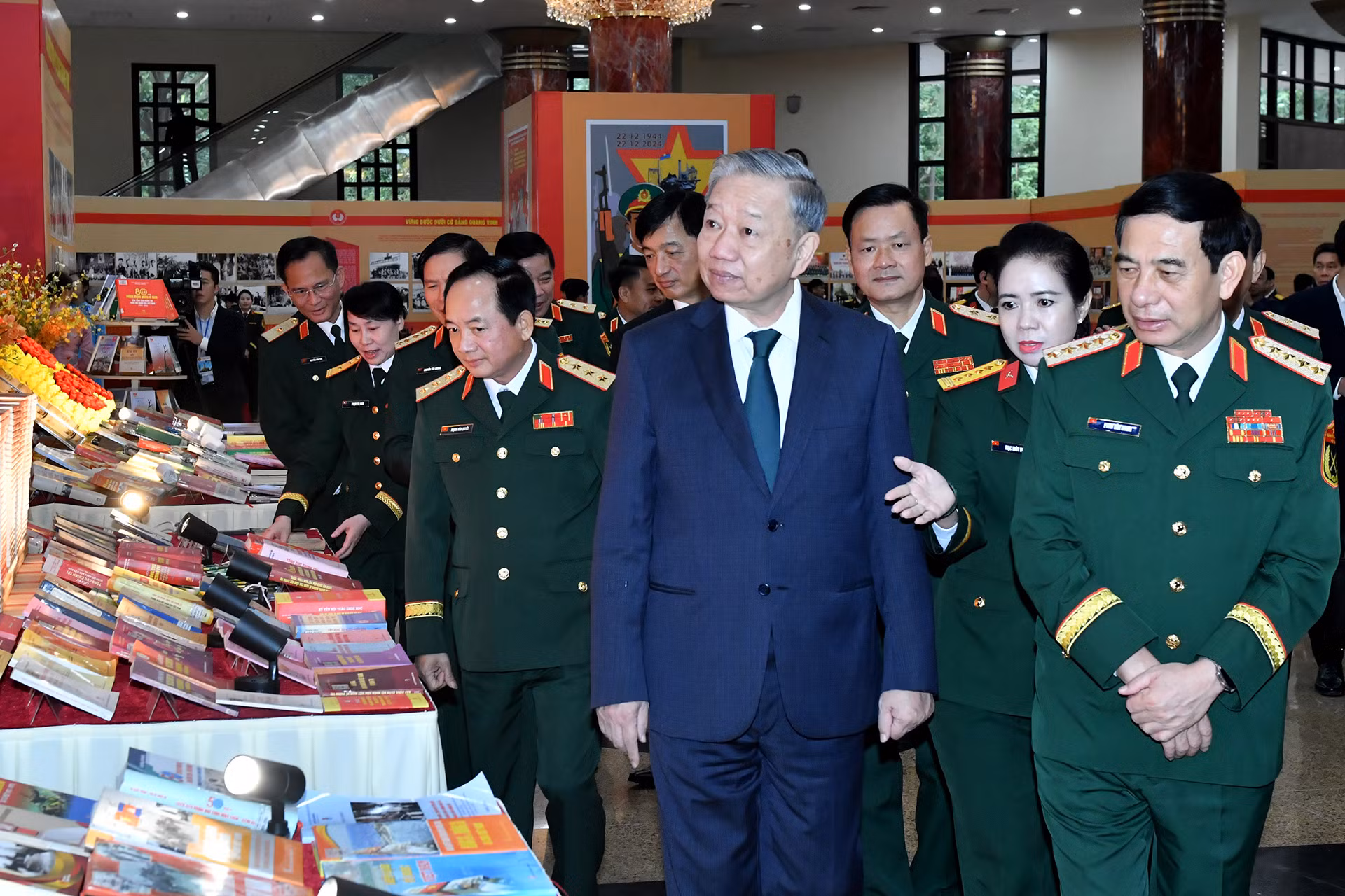 Tổng Bí thư Tô Lâm tham quan gian trưng bày các ấn phẩm về Tổng cục Chính trị Quân đội nhân dân Việt Nam. Tổng Bí thư Tô Lâm tham quan gian trưng bày các ấn phẩm về Tổng cục Chính trị Quân đội nhân dân Việt Nam.