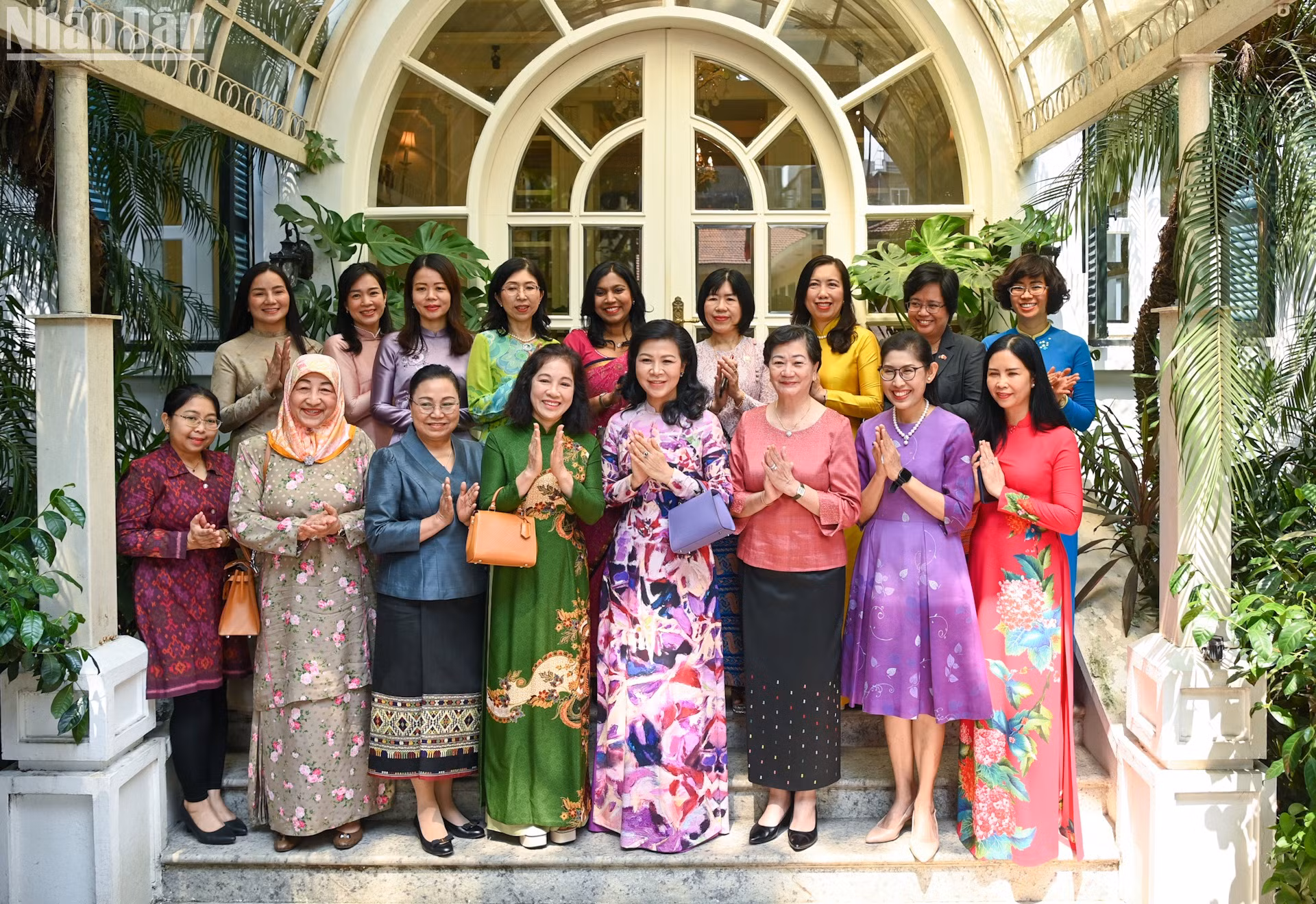 Bà Ngô Phương Ly, Phu nhân Tổng Bí thư, Chủ tịch nước Tô Lâm cùng thành viên Ban Chấp hành Nhóm Phụ nữ Cộng đồng ASEAN (AWCH).