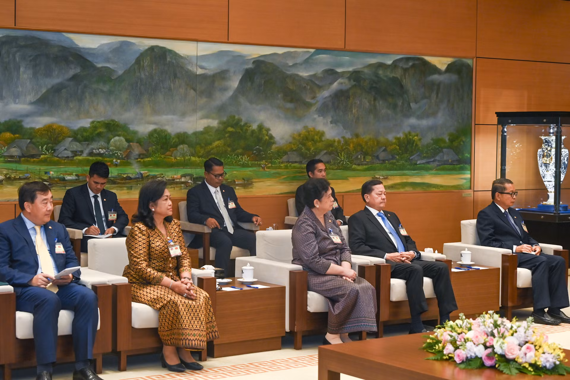 Các đại biểu tháp tùng Quốc vương Campuchia Norodom Sihamoni.