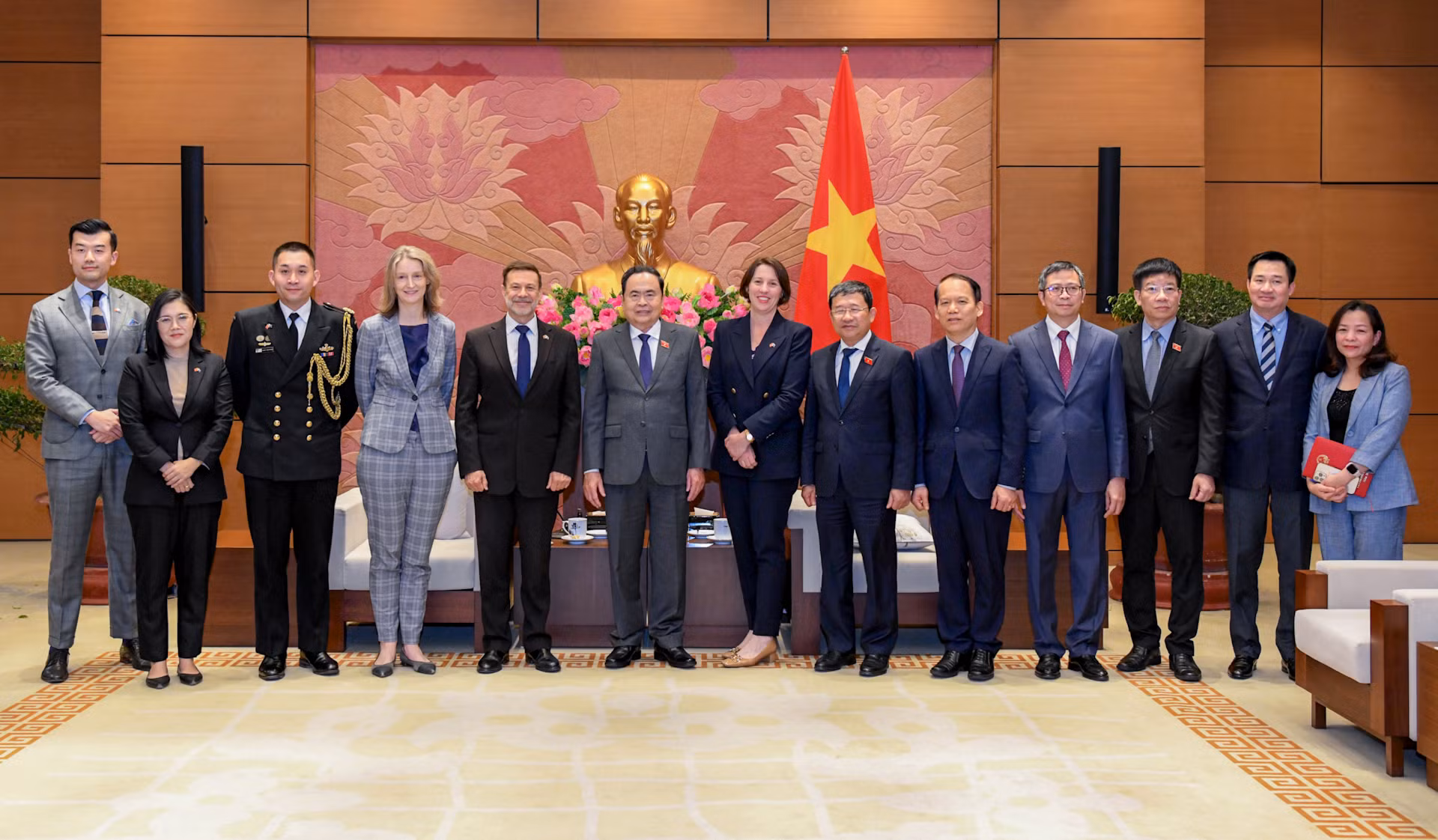 Chủ tịch Quốc hội Trần Thanh Mẫn và Đại sứ Australia Andrew Goledzinowski cùng đại biểu hai nước tại cuộc tiếp. Chủ tịch Quốc hội Trần Thanh Mẫn và Đại sứ Australia Andrew Goledzinowski cùng đại biểu hai nước tại cuộc tiếp.