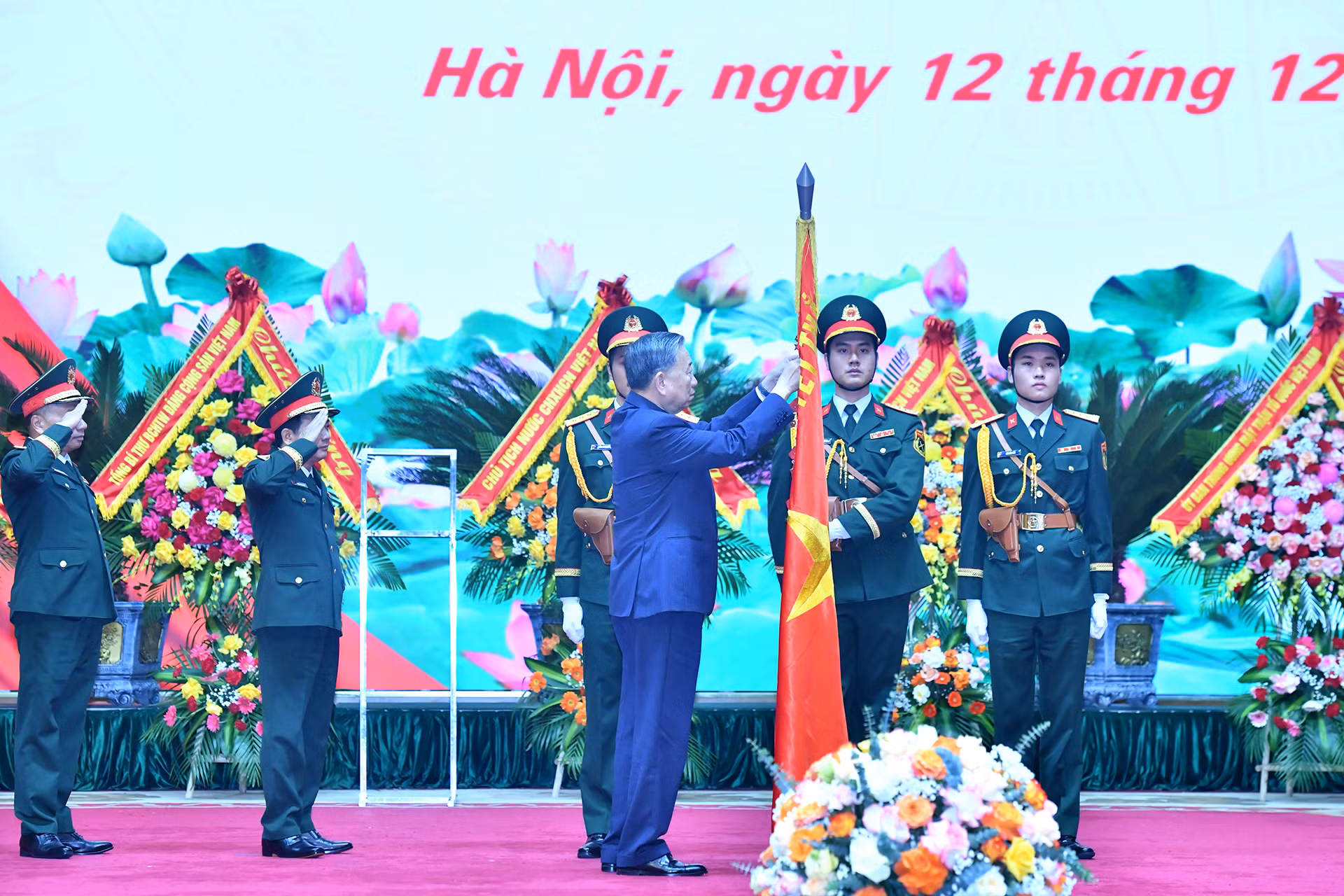 Tổng Bí thư Tô Lâm trao Huân chương Độc lập hạng Nhất, tặng Tổng cục Chính trị Quân đội nhân dân Việt Nam. Tổng Bí thư Tô Lâm trao Huân chương Độc lập hạng Nhất, tặng Tổng cục Chính trị Quân đội nhân dân Việt Nam.